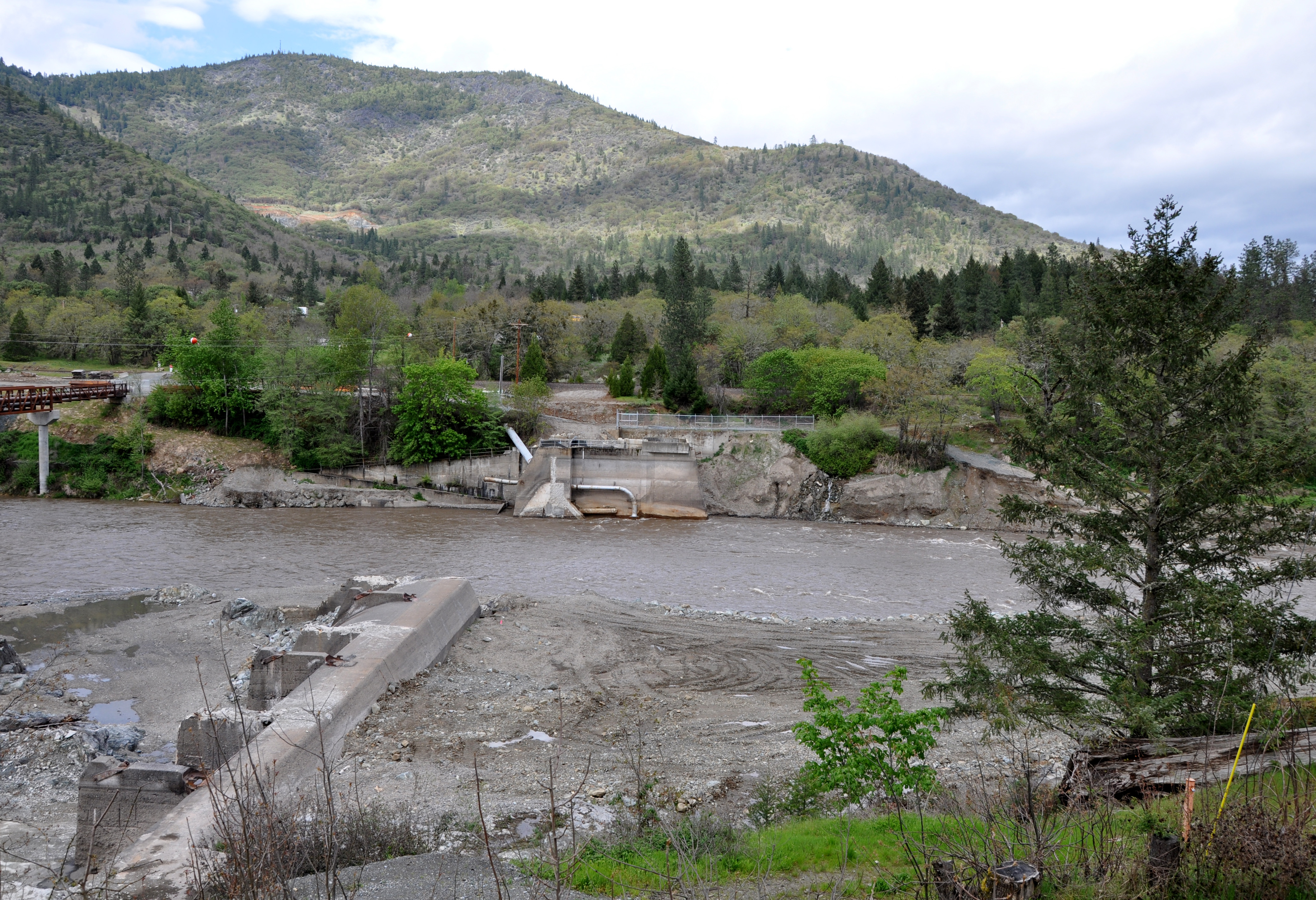 Remains of Savage Rapids Dam on the Rogue River in the U.S. state of Oregon. The dam site is 5 miles (8.0 km) upstream of Grants Pass.