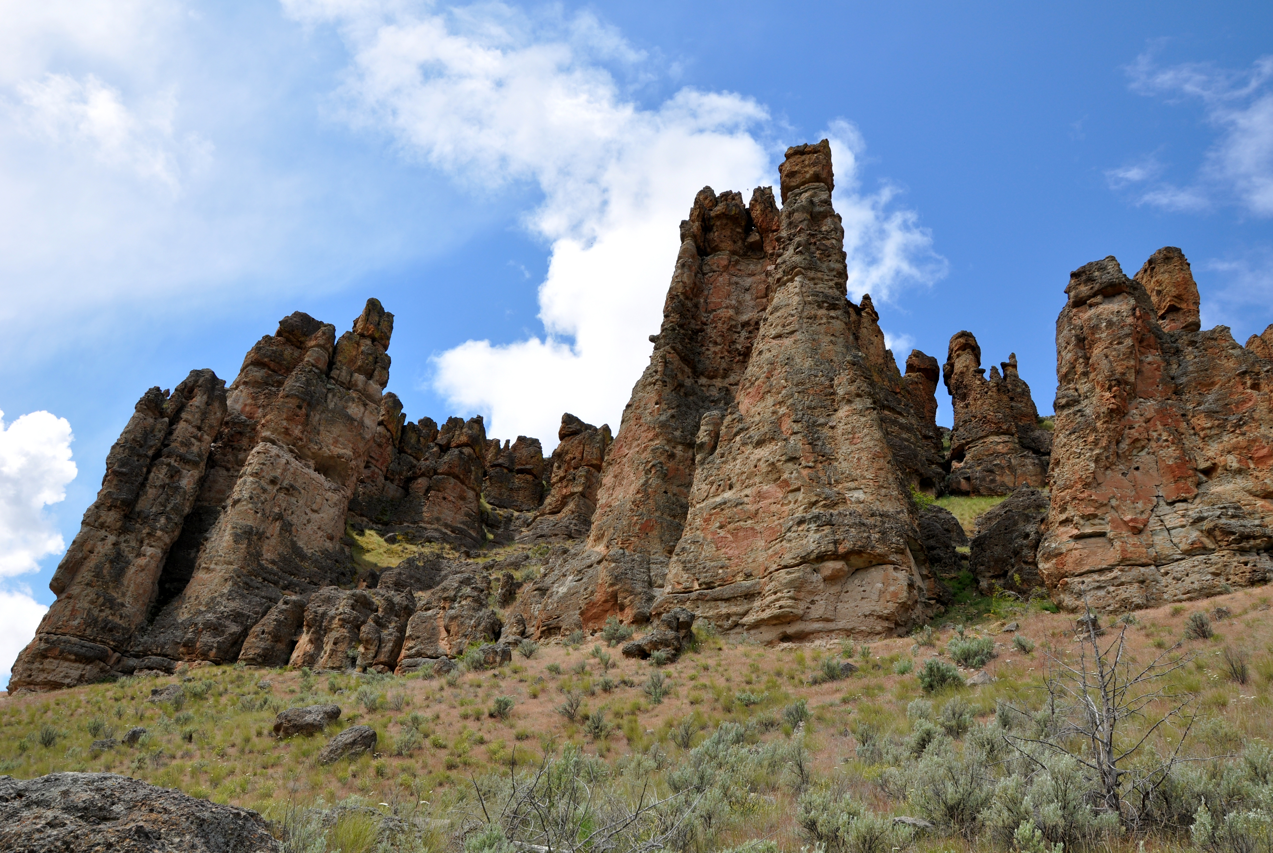 Palisades at the Clarno unit of the John Day Fossil Beds National Monument near Clarno in the U.S. state of Oregon.