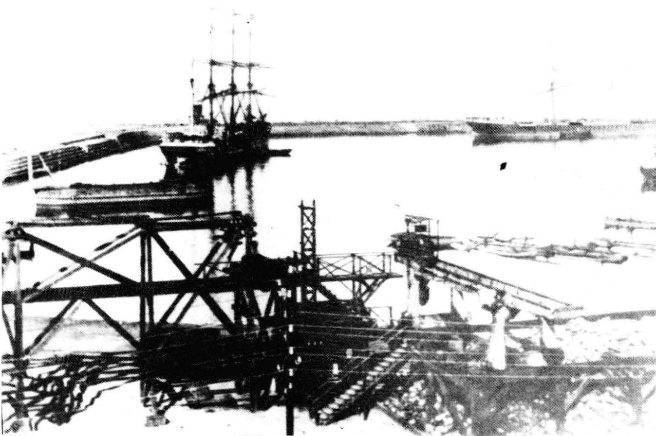 Barcos haciendo fila, El Boleo. Santa Rosalía, Mulegé.