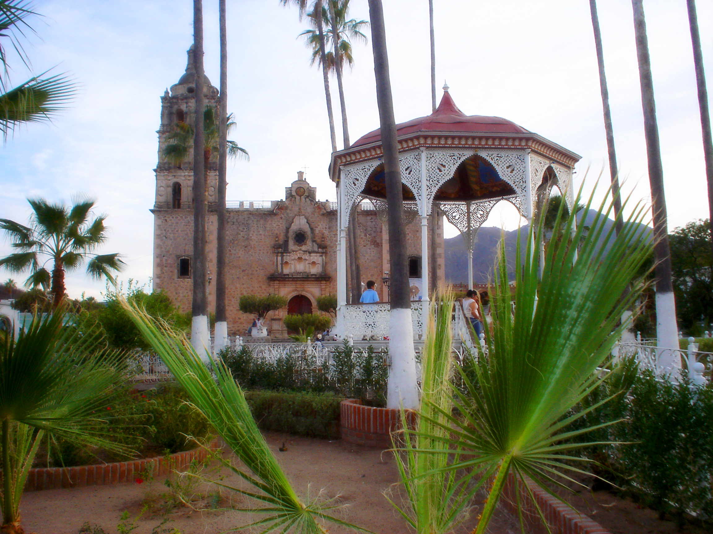 Plaza de Álamos, y Templo de Nuestra Señora de la Purísima Concepción — en Álamos, estado de Sonora, México.