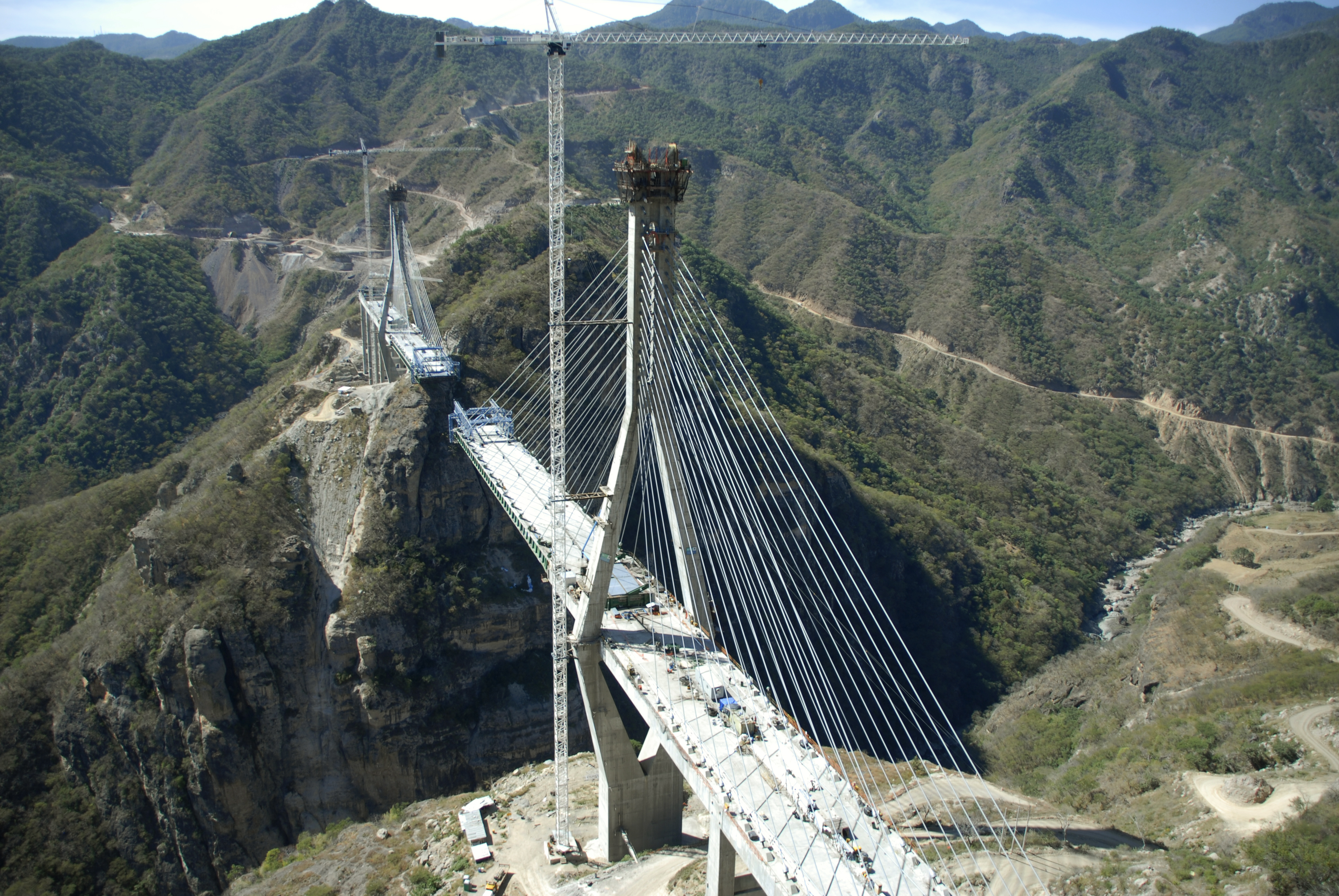 Fotografía del Puente Baluarte y el Arpa de sus tirantes.