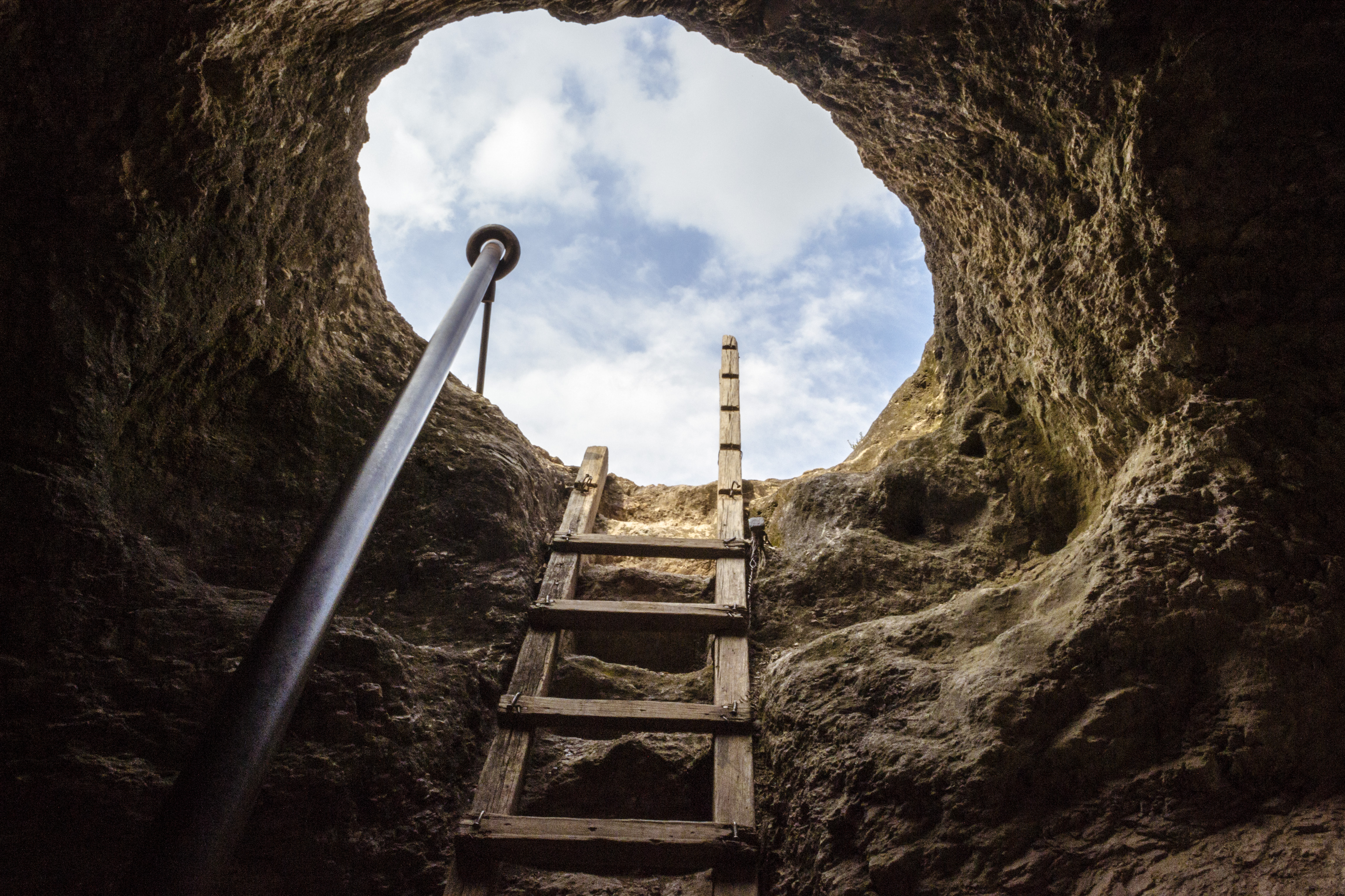 Una escalera de madera permite la salida en uno de los túneles de Ojuela. Mapimí, Durango, México.