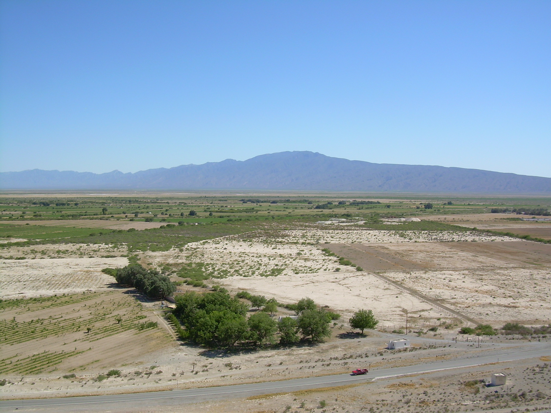 Una vista del valle de Cuatrociénegas, tomada desde la estatua de Venustiano Carranza.
