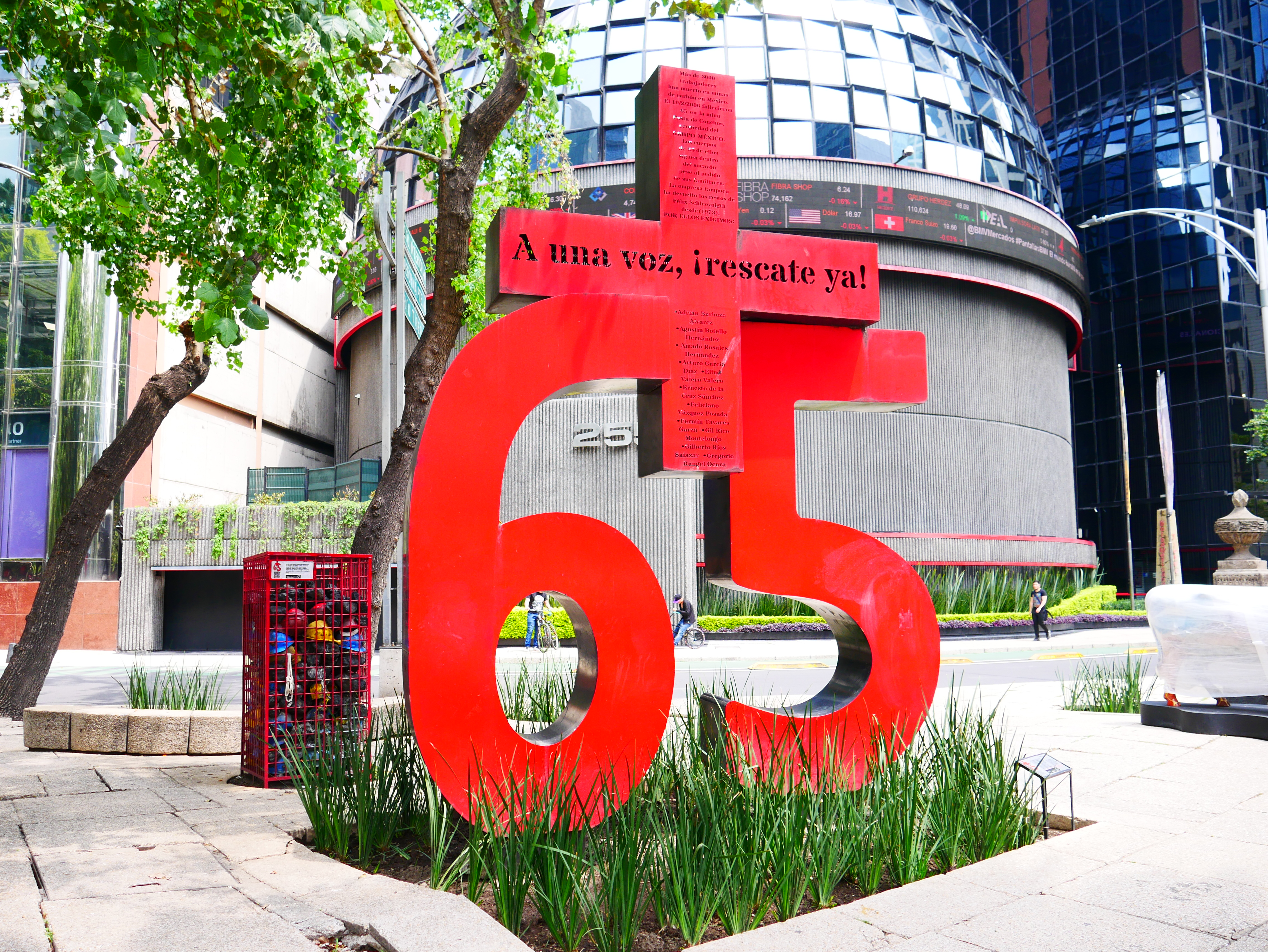 Antimonumento +65 a las víctimas de Pasta de Conchos, en el Paseo de la Reforma.