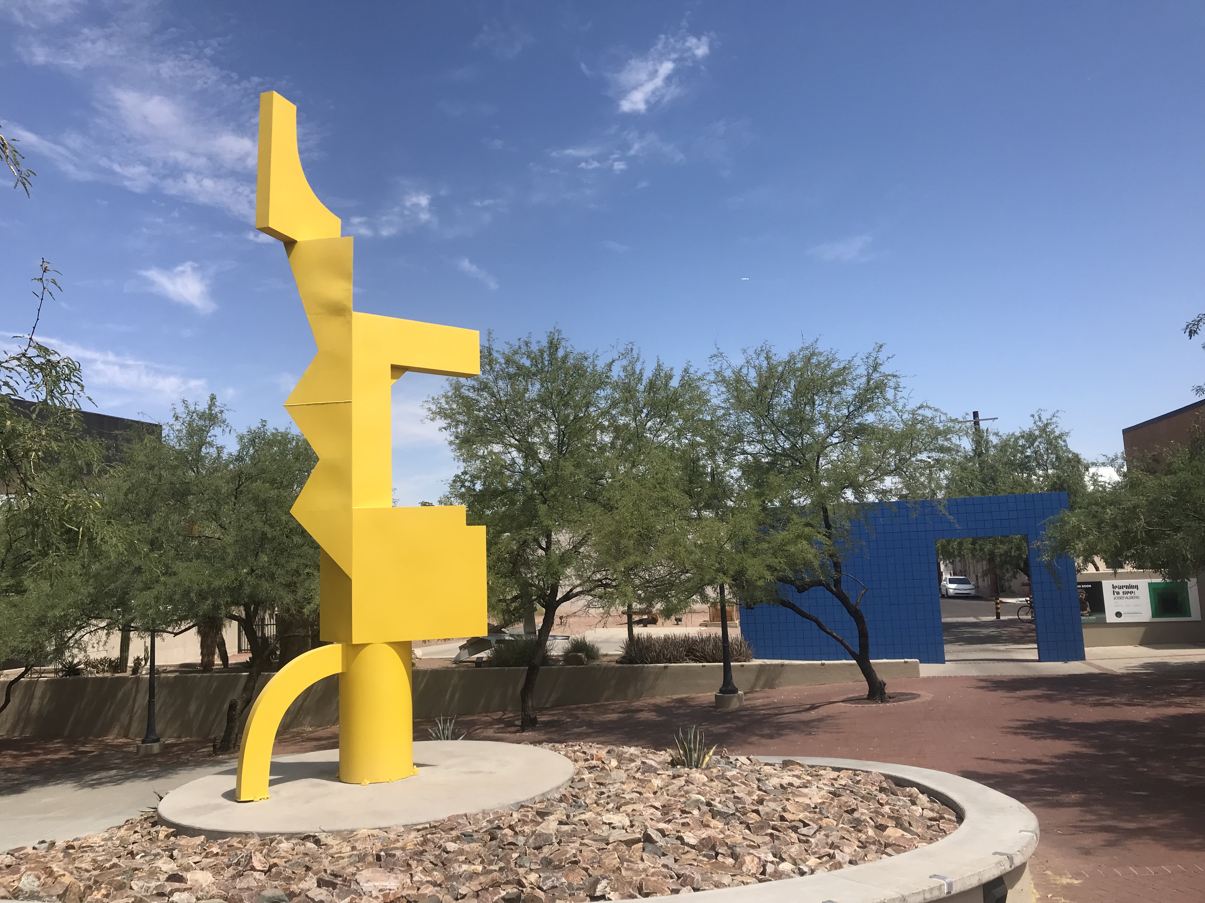 Entrance to Tucson Museum of Art. A 100º Sunday morning after breakfast, visited art of Fernando Botero, Jacques Lipschitz, Pierre-Auguste Renoir and Alfred Sisley.