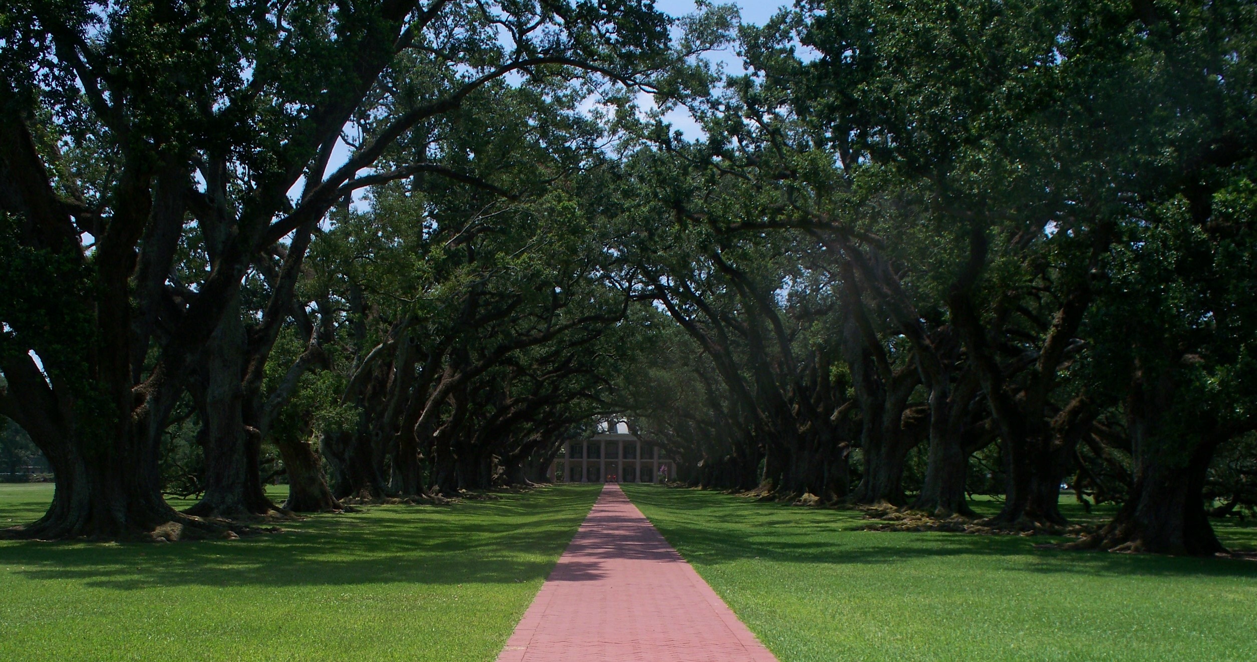 Oak Alley Plantation on the Mississippi River near New Orleans, Louisiana.