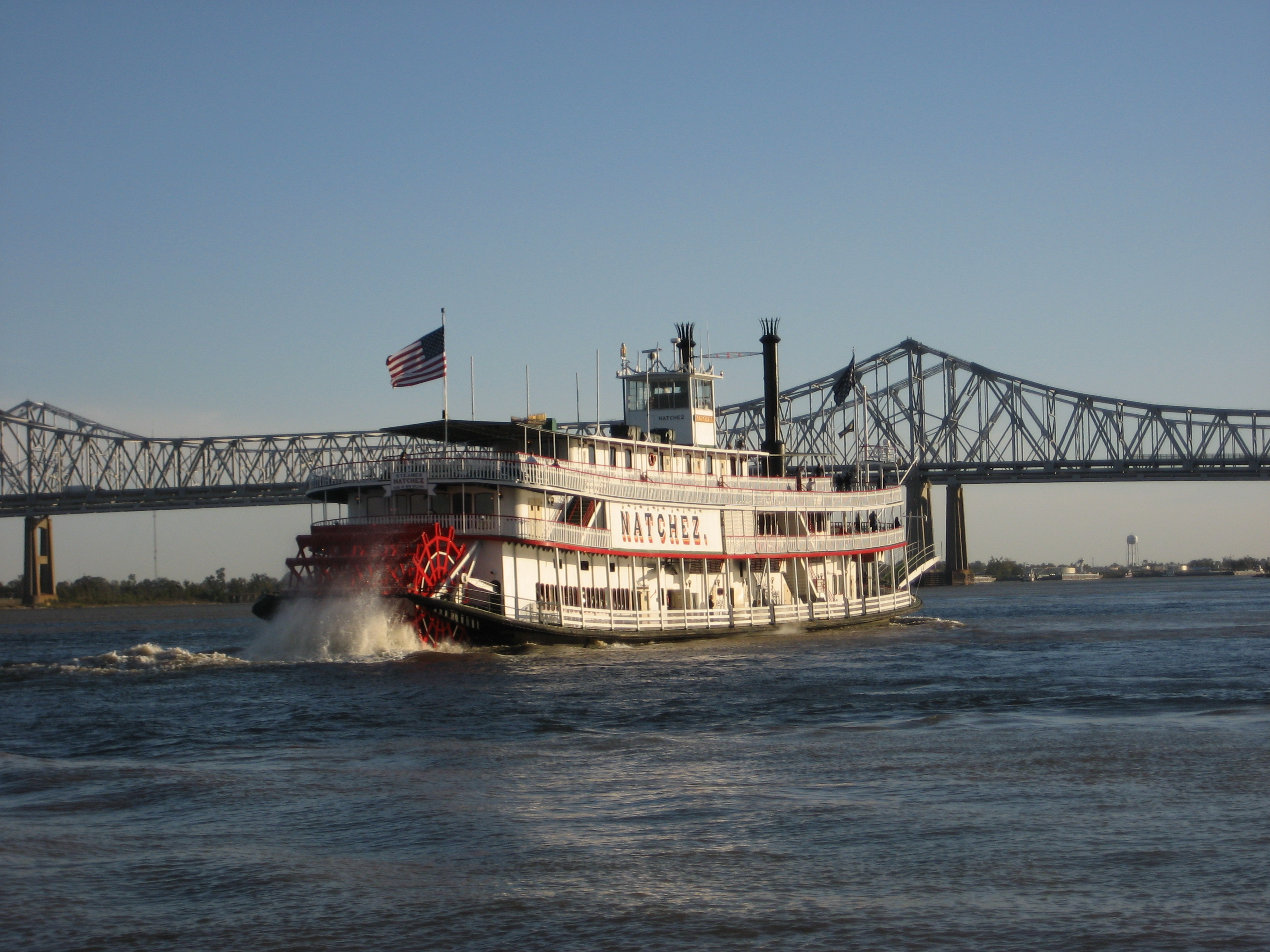 New Orleans : the "Natchez" on the Mississippi River with the Crescent City Connection bridge in background.