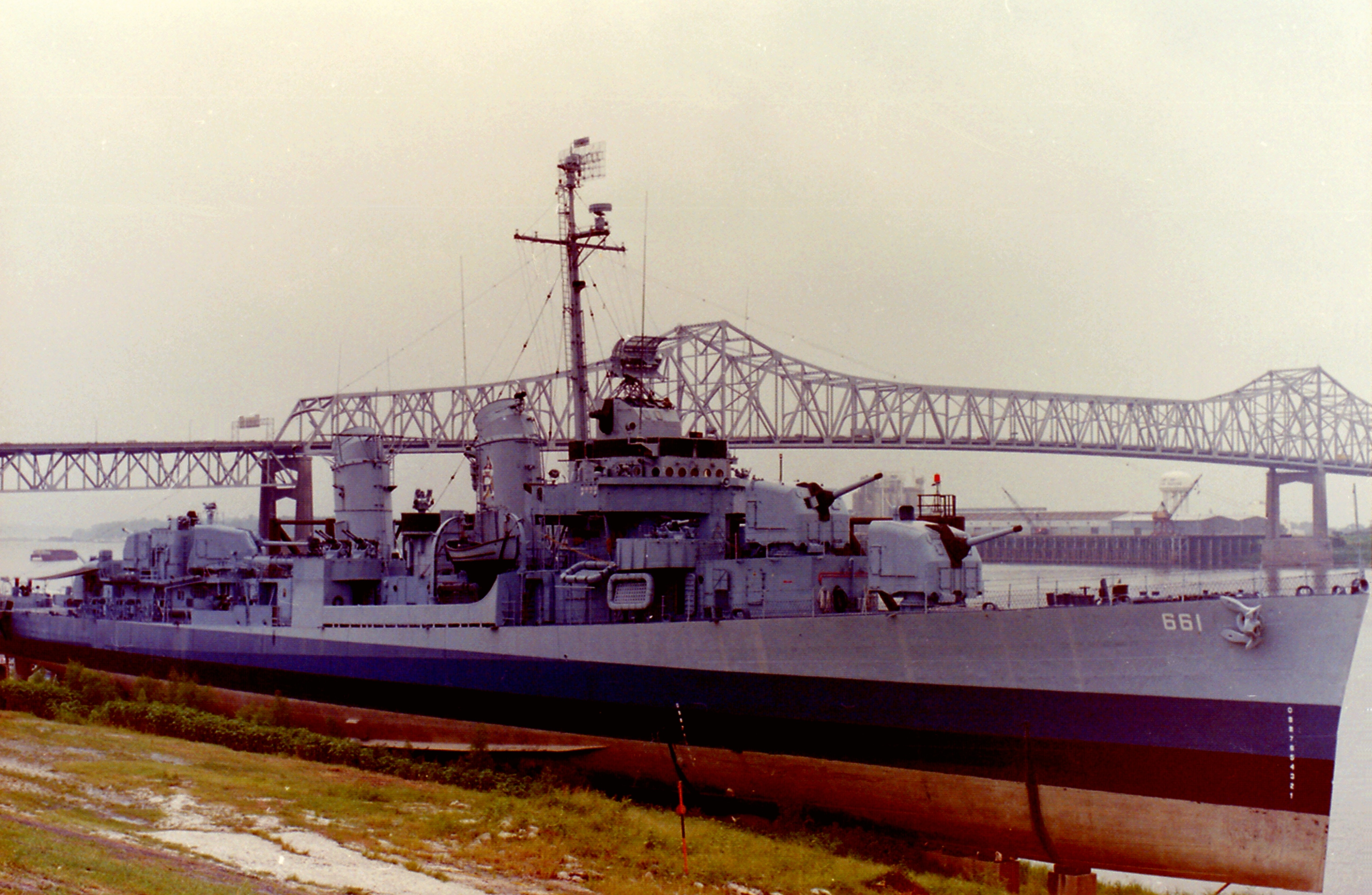 The former U.S. Navy Fletcher-class destroyer USS Kidd (DD-661) tied up as a museum ship in Baton Rouge, Louisiana (USA), on 26 August 1988.