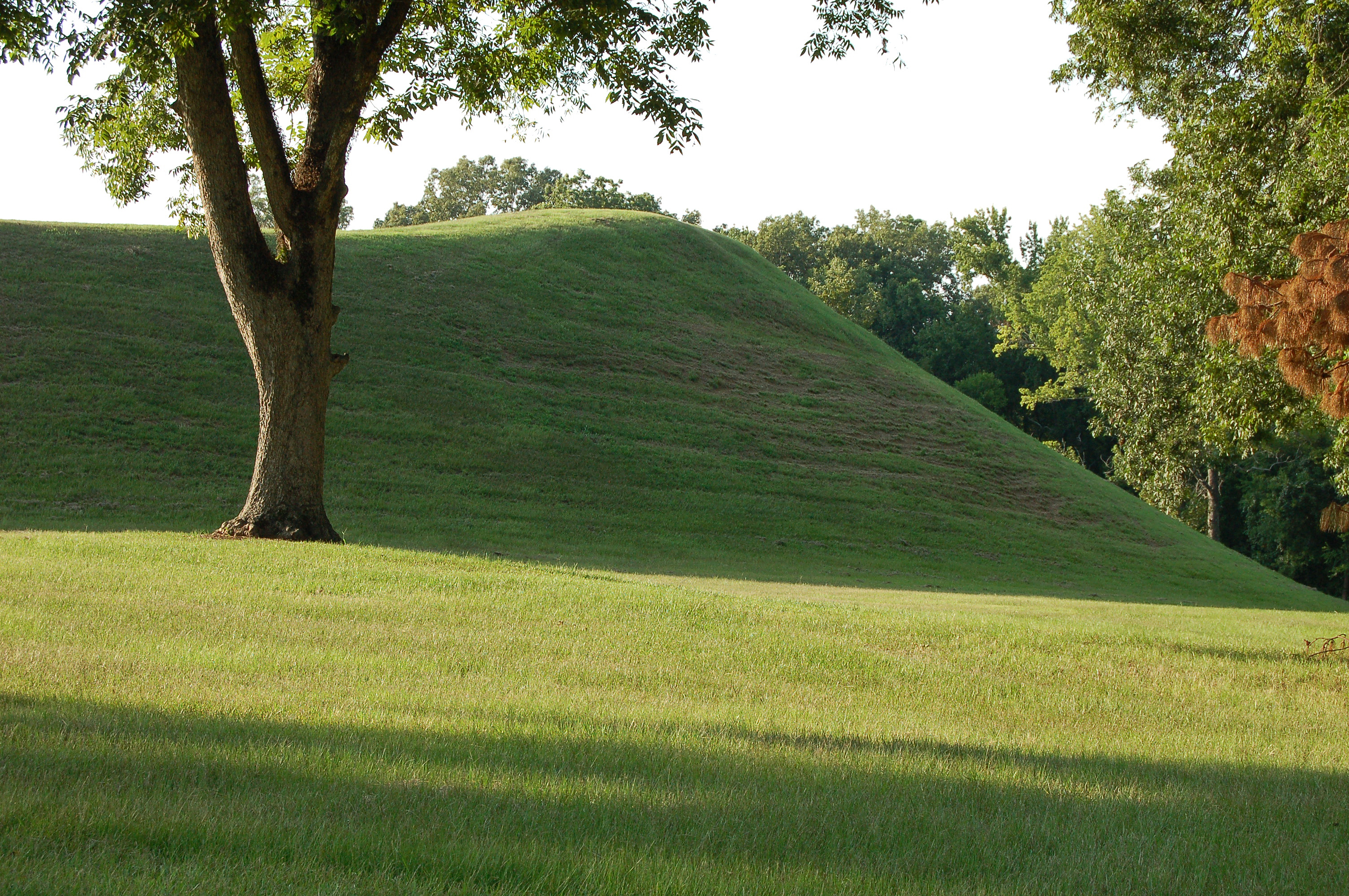 Emerald Mound, a Plaquemine-Mississippian mound site built between 1250 and 1600 CE, a en:National Historic Landmark 10 miles northeast of Natchez, Mississippi, USA