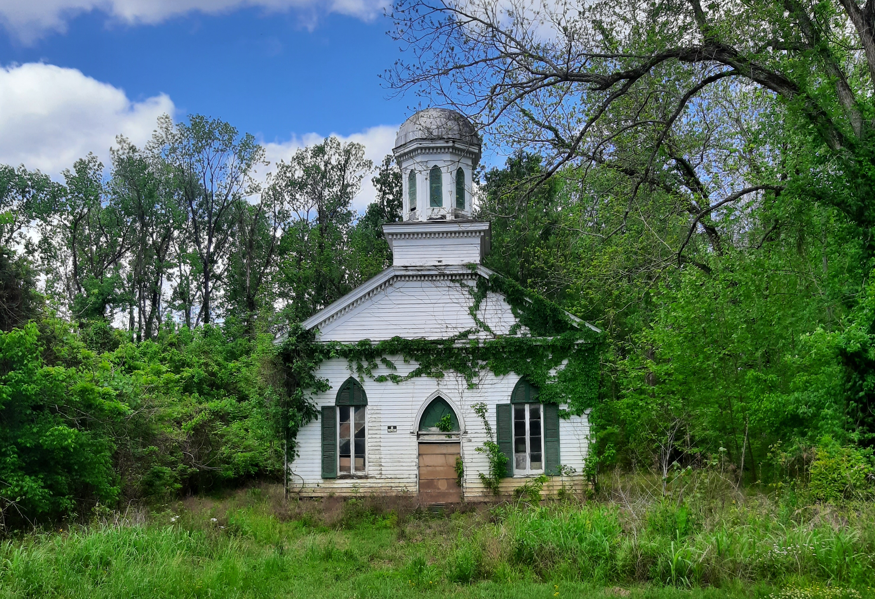 Photograph of the Baptist church in Rodney, Mississippi, from 2022