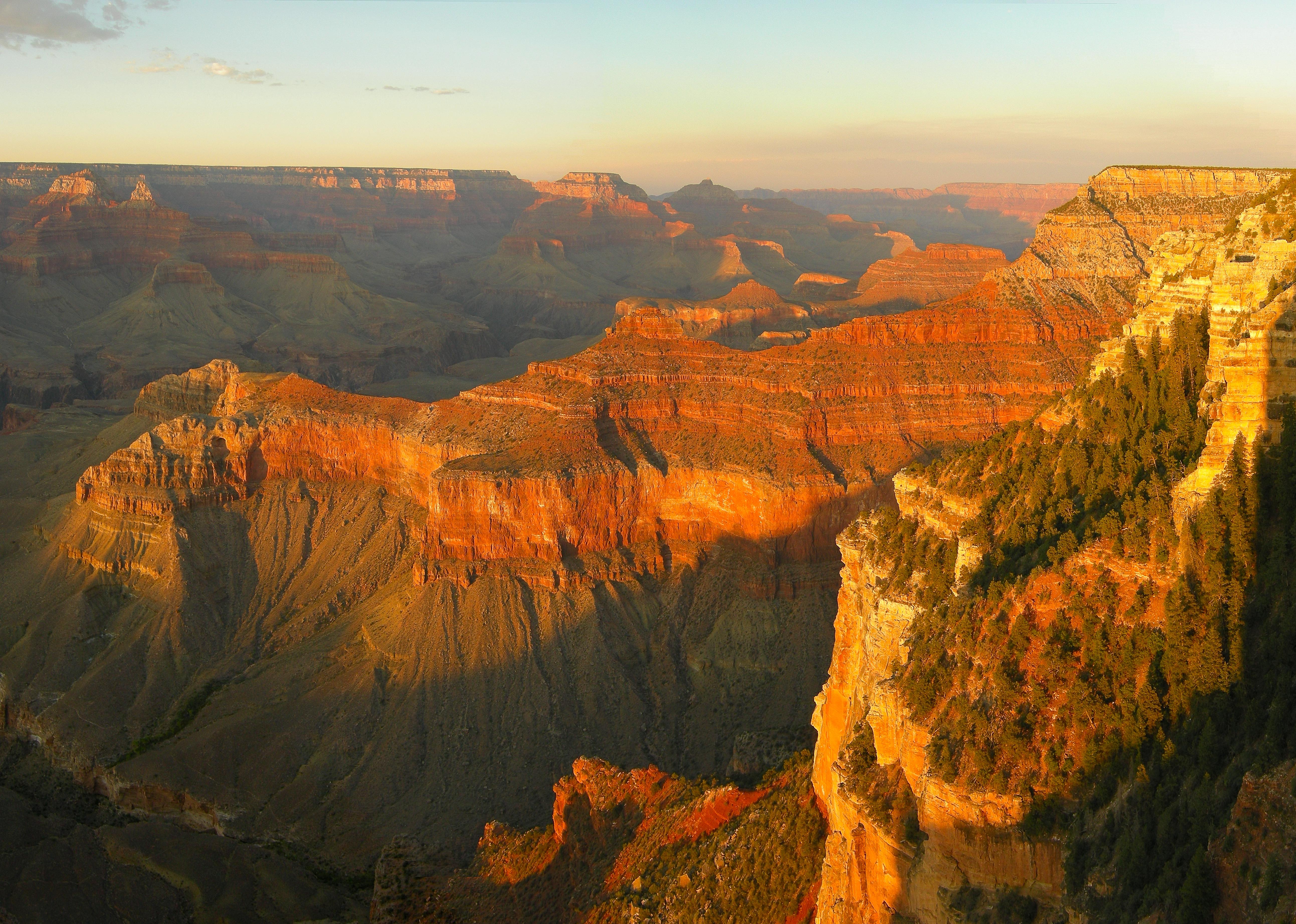 sunset at Grand Canyon (Arizona, USA) seen from Yavapai Point