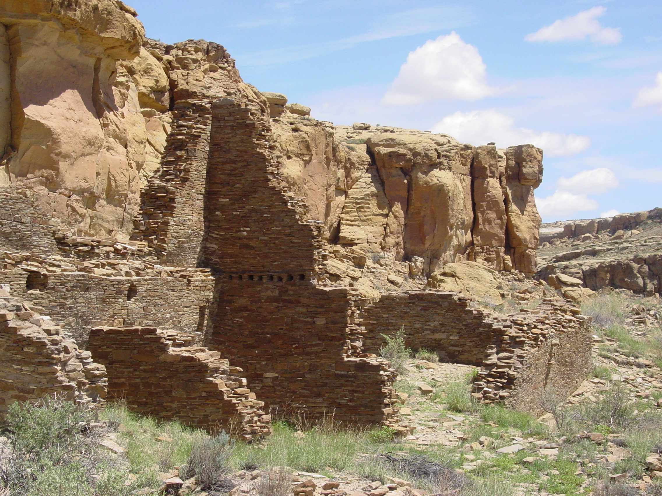 An image of Hungo Pavi, located in the central portion of Chaco Canyon (New Mexico, United States). A staircase can be seen leading out of the complex.