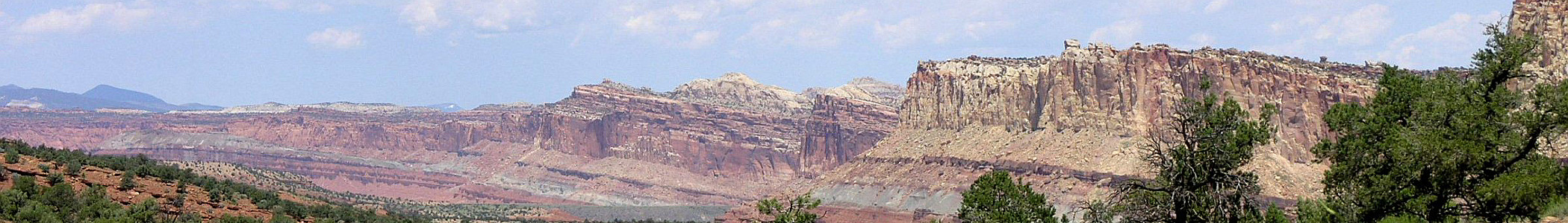 Waterpocket Fold in Capitol Reef National Park, Utah (cropped and resized for use as a Wikivoyage banner)