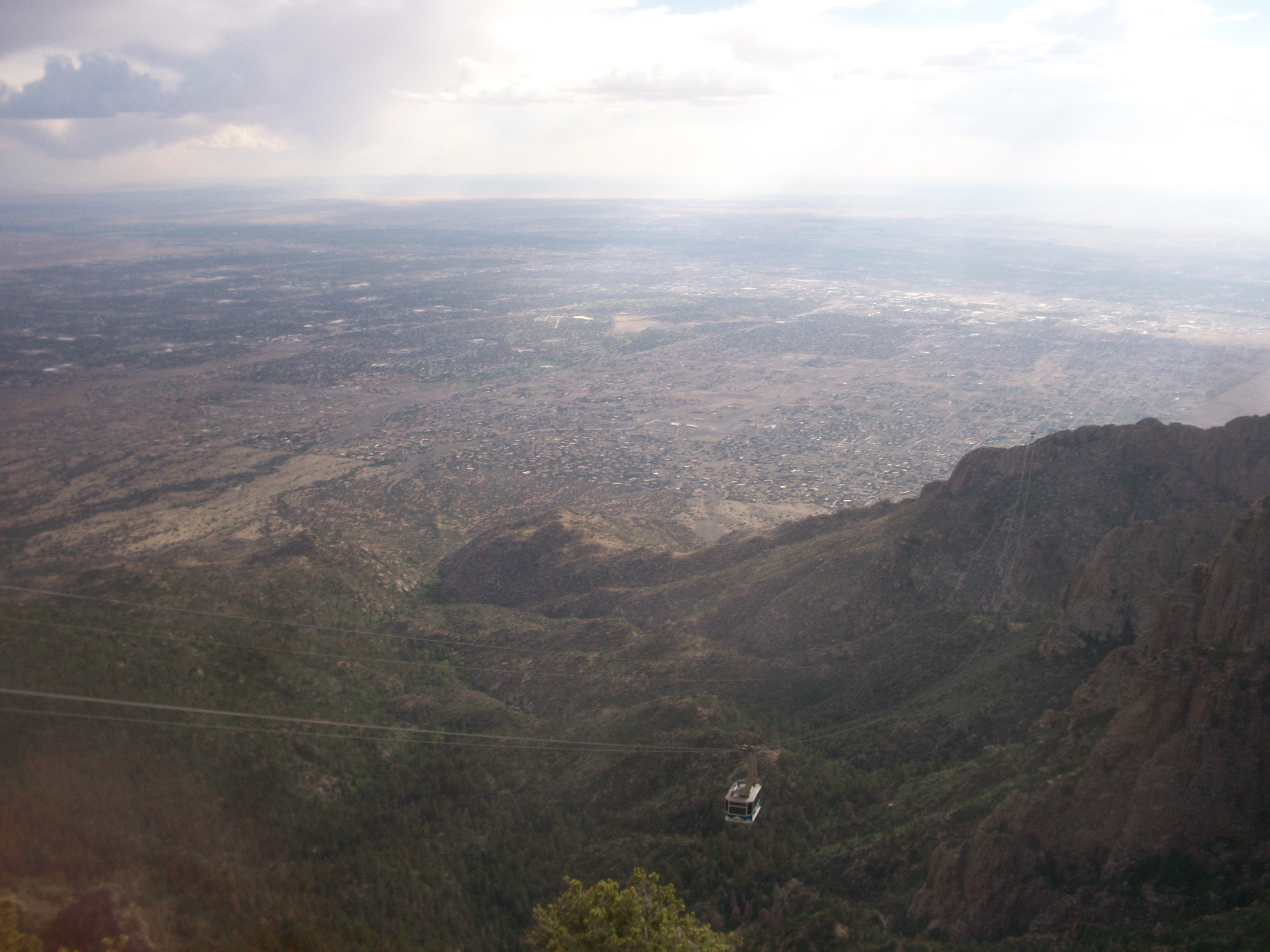 An overview of the tramway and a view of metropolitan Albuquerque from the upper station of the Sanida Peak Trammway