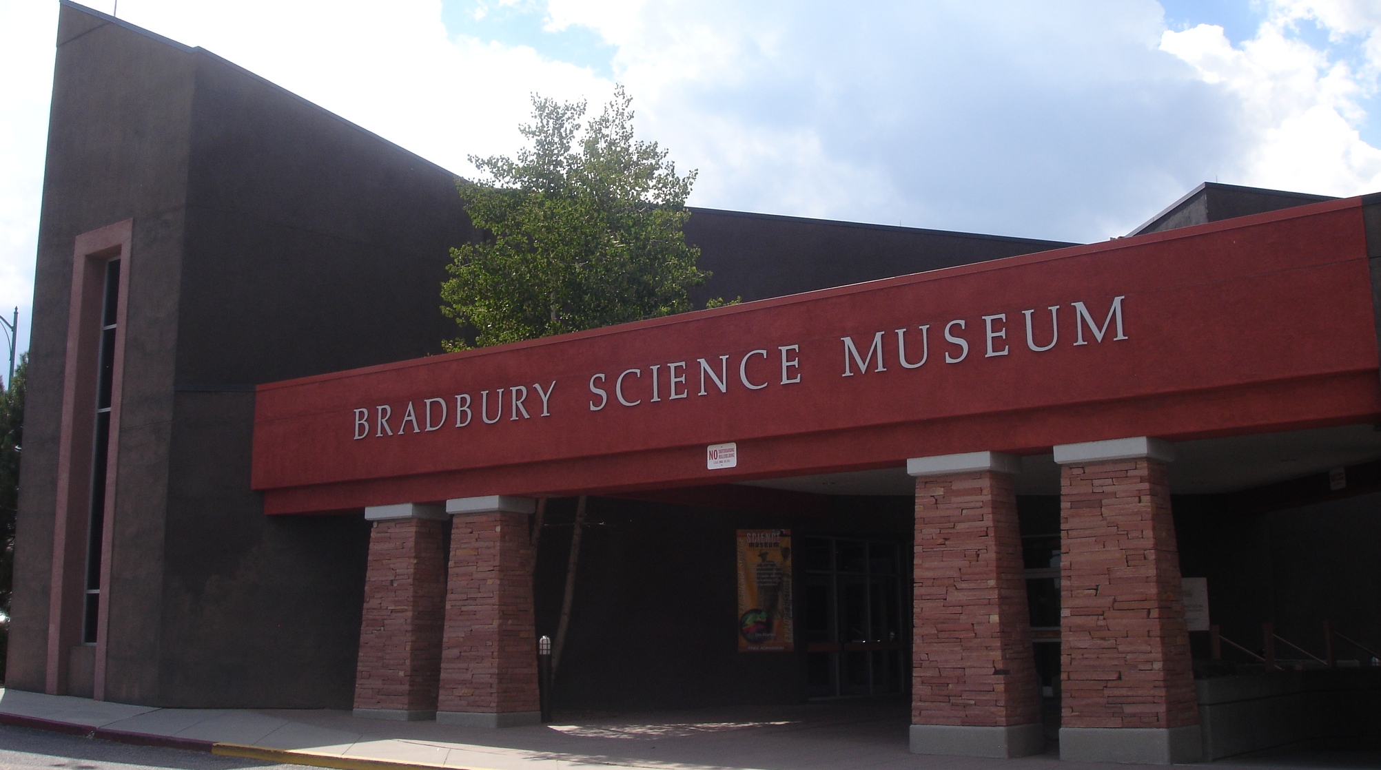 w:Bradbury Science Museum entrance