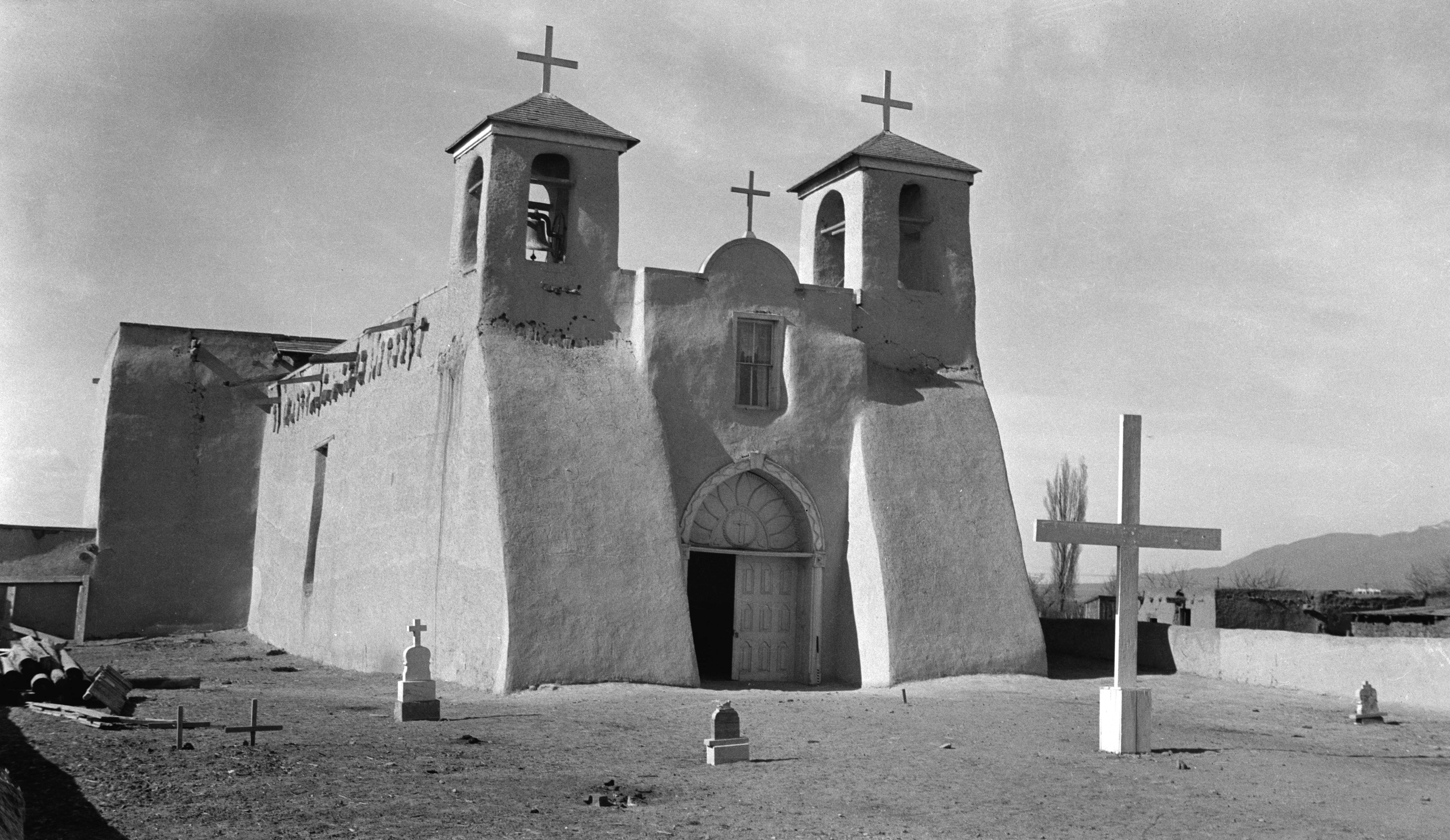 Facade of the Rancho de Taos church (looking northwest).
Located in Rancho de Taos, northern New Mexico.
1934 image: HABS—Historic American Buildings Survey of New Mexico.