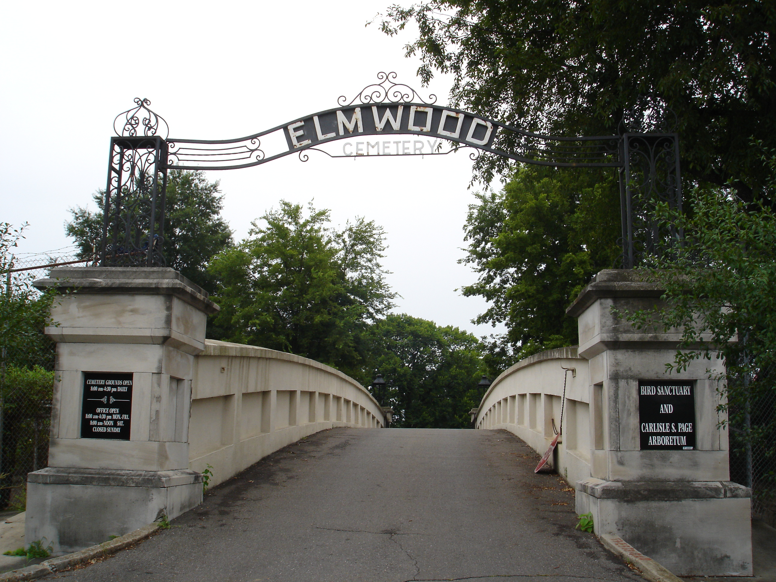 Picture of Elmwood Cemetery entrance