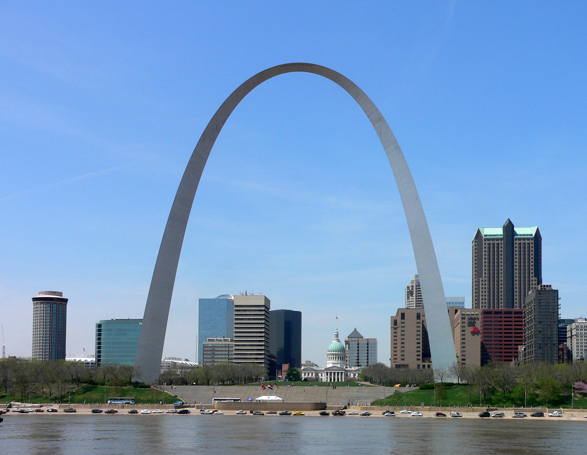 The Gateway Arch, part of the Jefferson National Expansion Memorial in St. Louis, Missouri, framing the courthouse where the Dred Scott decision was read.