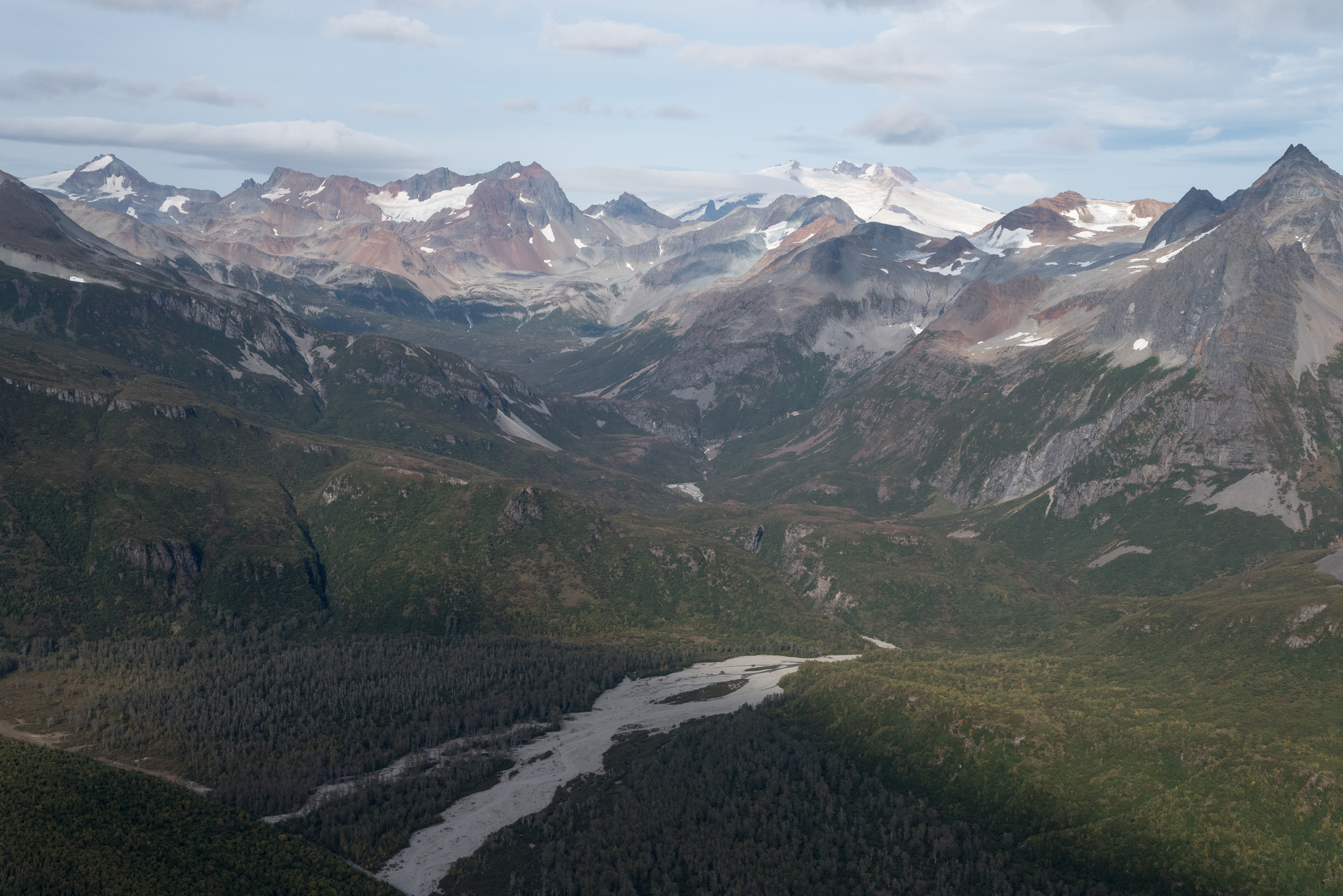 Ein linker Nebenfluss des Big River; im Hintergrund der Vulkan Fourpeaked Mountain