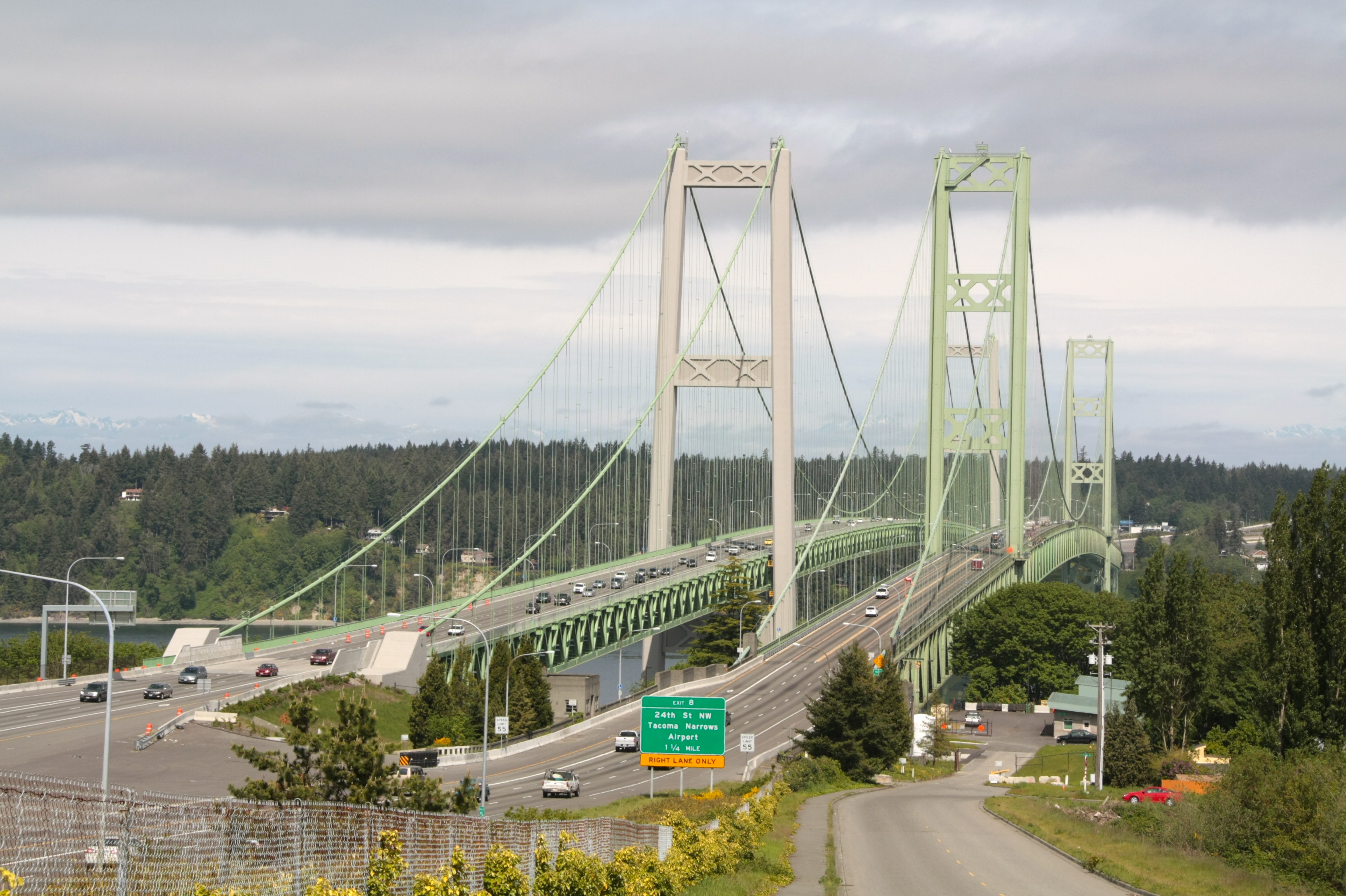 Tacoma Narrows Bridge seen from the south (Tacoma Side). Left: new bridge from 2007, right: old bridge from 1950.