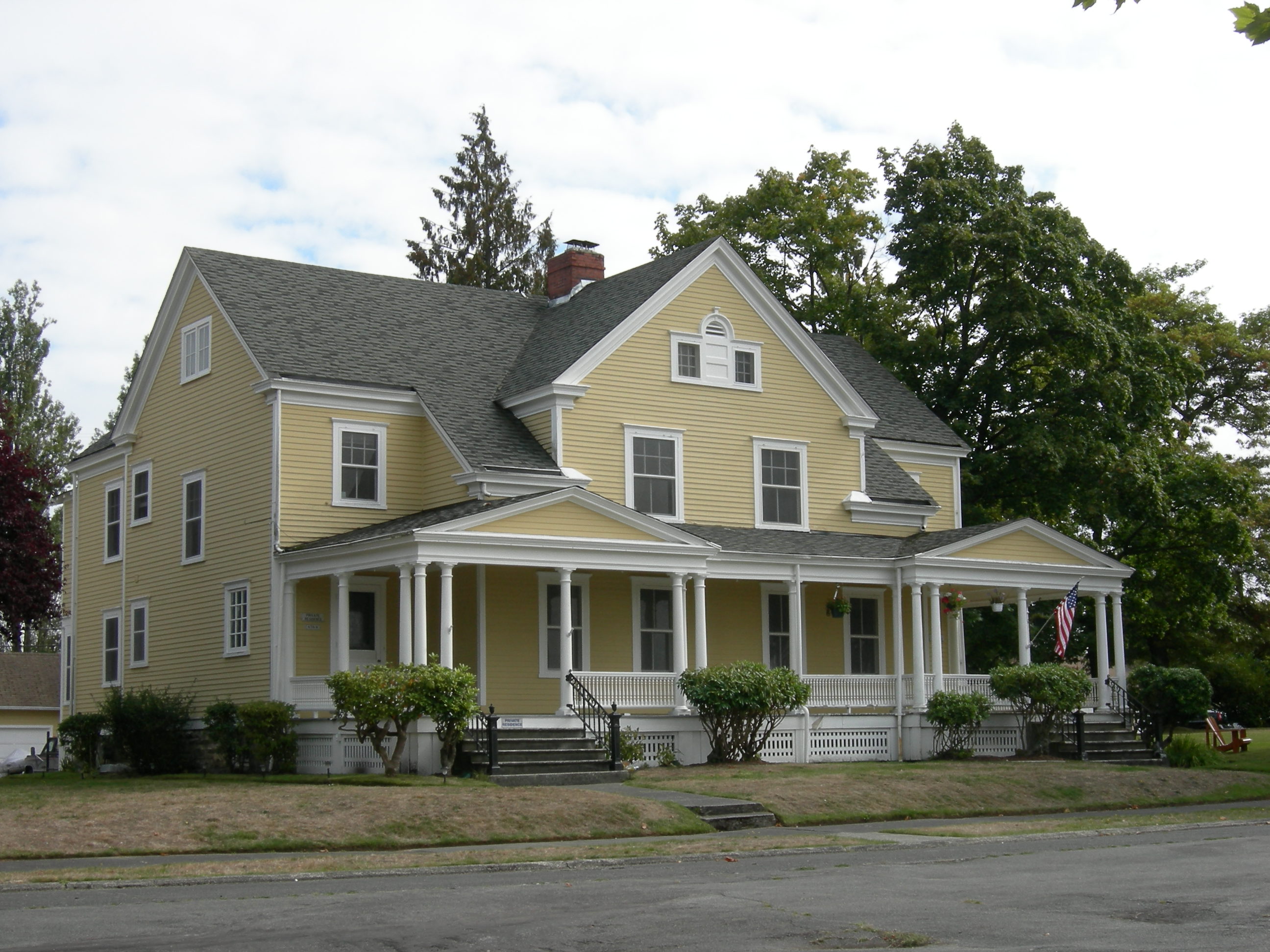 Housing, Fort Lawton, Seattle, Washington. This housing in the "600 area" (13 units are on a 5.5 acre parcel in a historic district with views of Puget Sound ) is still in use as Naval officers' housing as of 2007, but will soon be converted to non-military use [which has happened, as of 2022]. [1]< br/>
Fort Lawton is on the National Register of Historic Places.