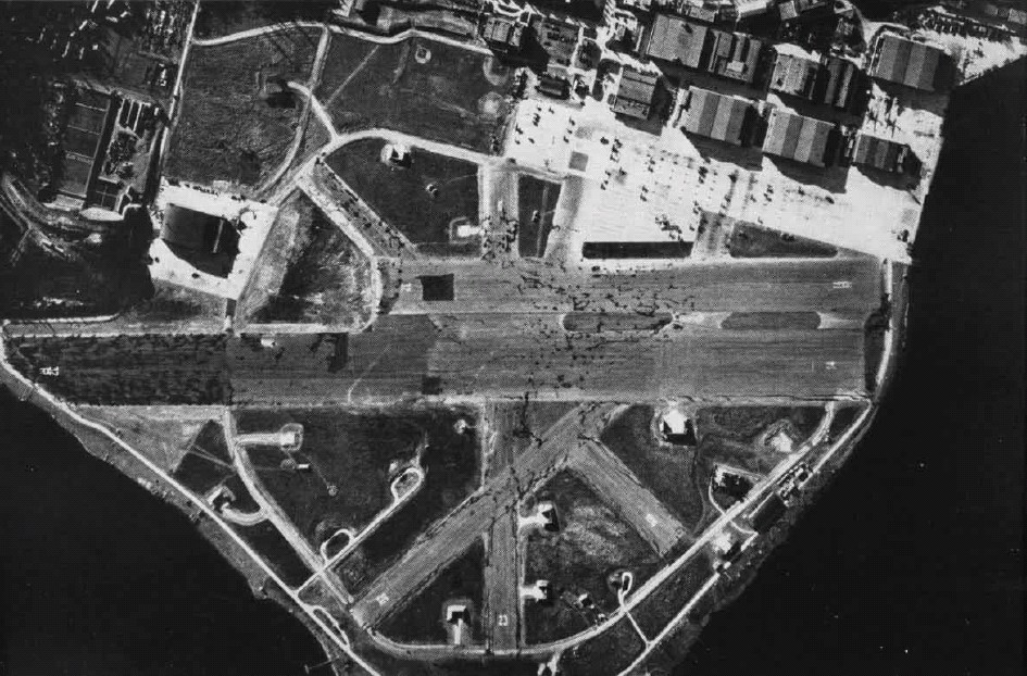 Aerial view of the U.S. Naval Air Station Seattle, Washington (USA), in the 1940s.