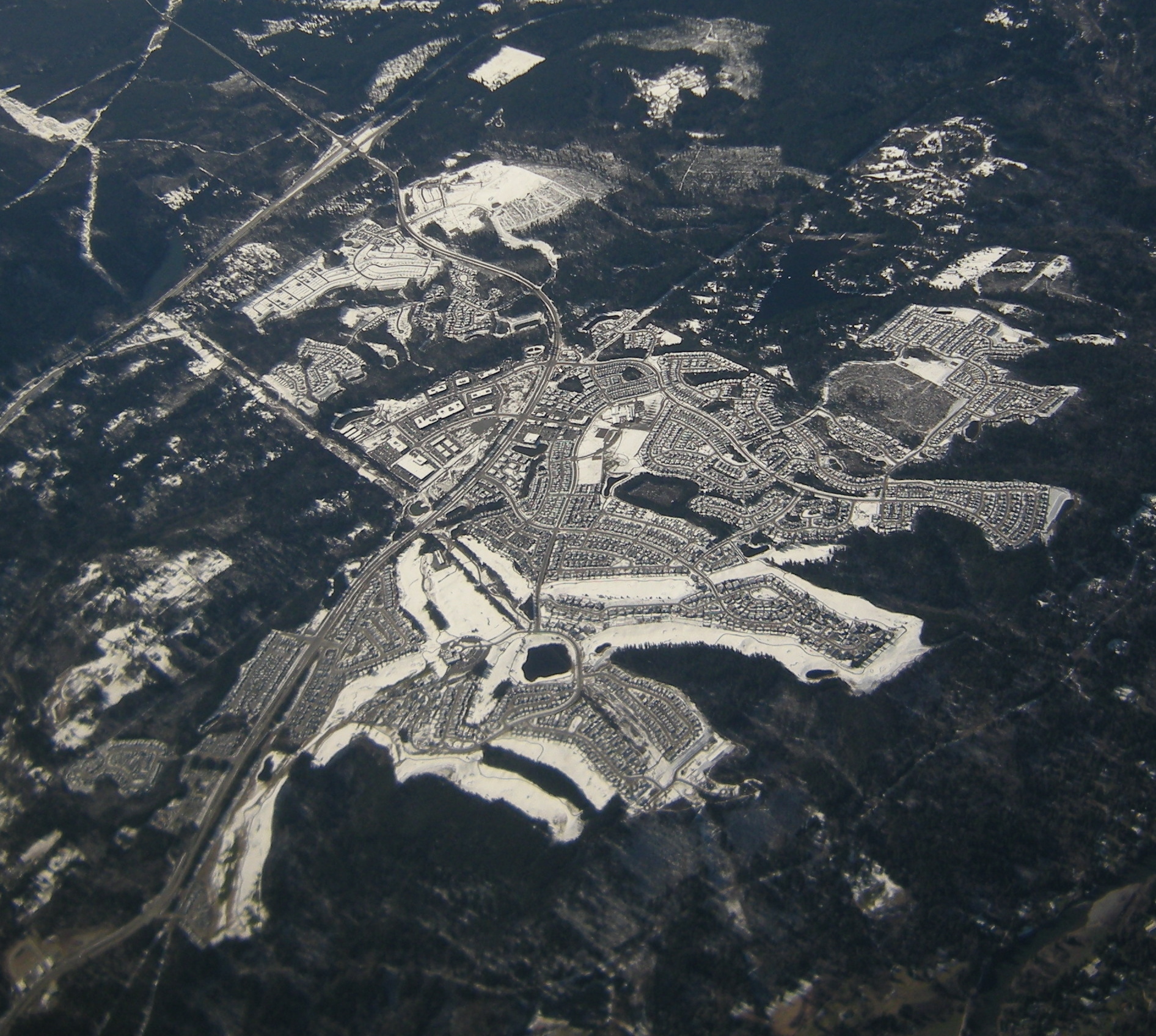 Aerial photo of the Snoqualmie Ridge development, Snoqualmie, Washington, USA, with snow on the ground. Snoqualmie Ridge is a planned community. 

North is roughly at the lower right.