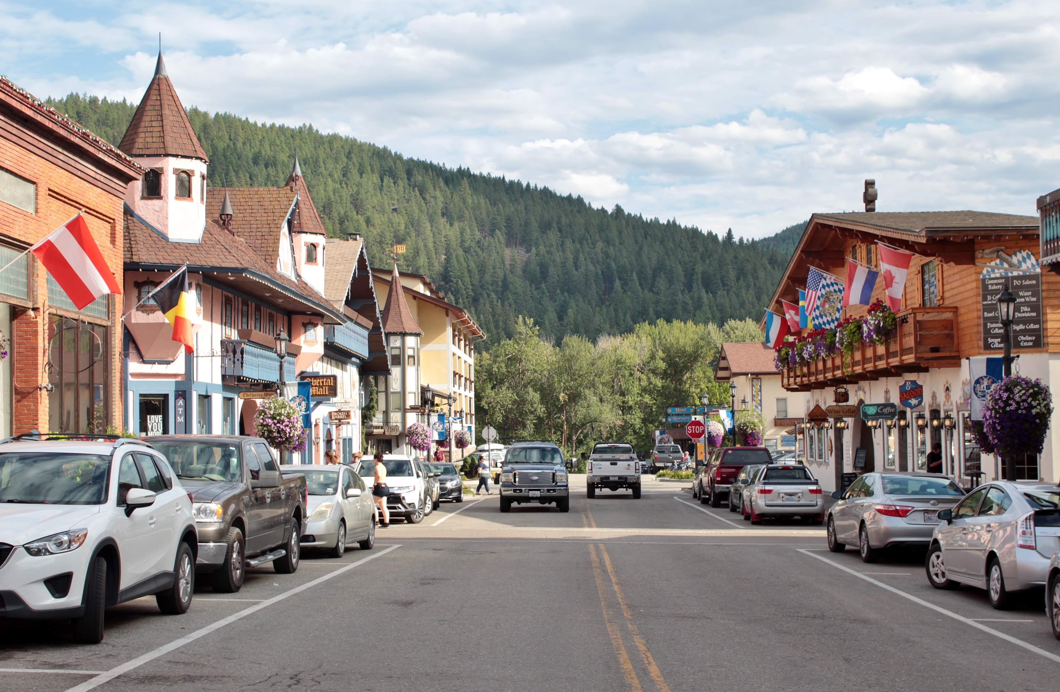 Looking southeast on 9th Street (Alpen Strasse) in Leavenworth, Washington, a city with a Bavarian theme.