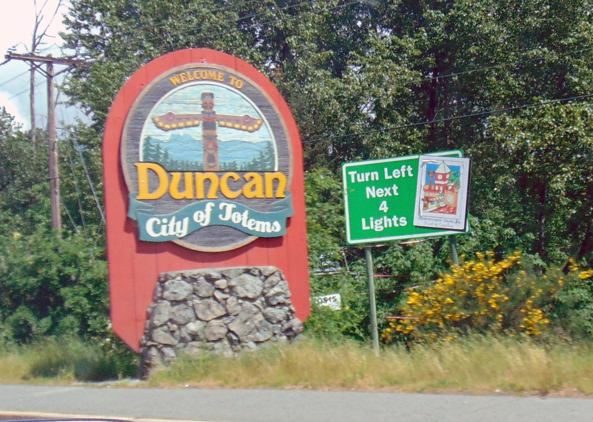 Sign welcoming visitors to the City of Duncan, on Vancouver Island, British Columbia.
