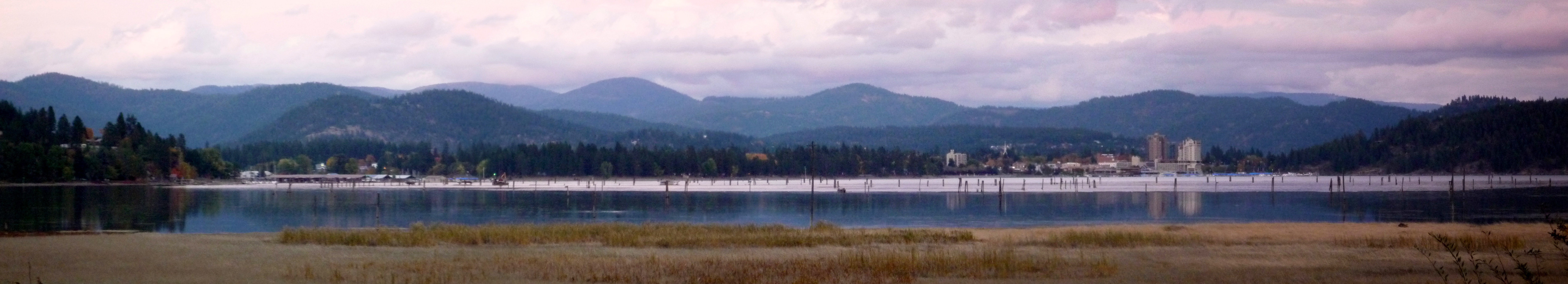 Panorama of Coeur d'Alene, Idaho, on the shore of Lake Coeur d'Alene.  The prominent building to the right is the Coeur d'Alene Resort.