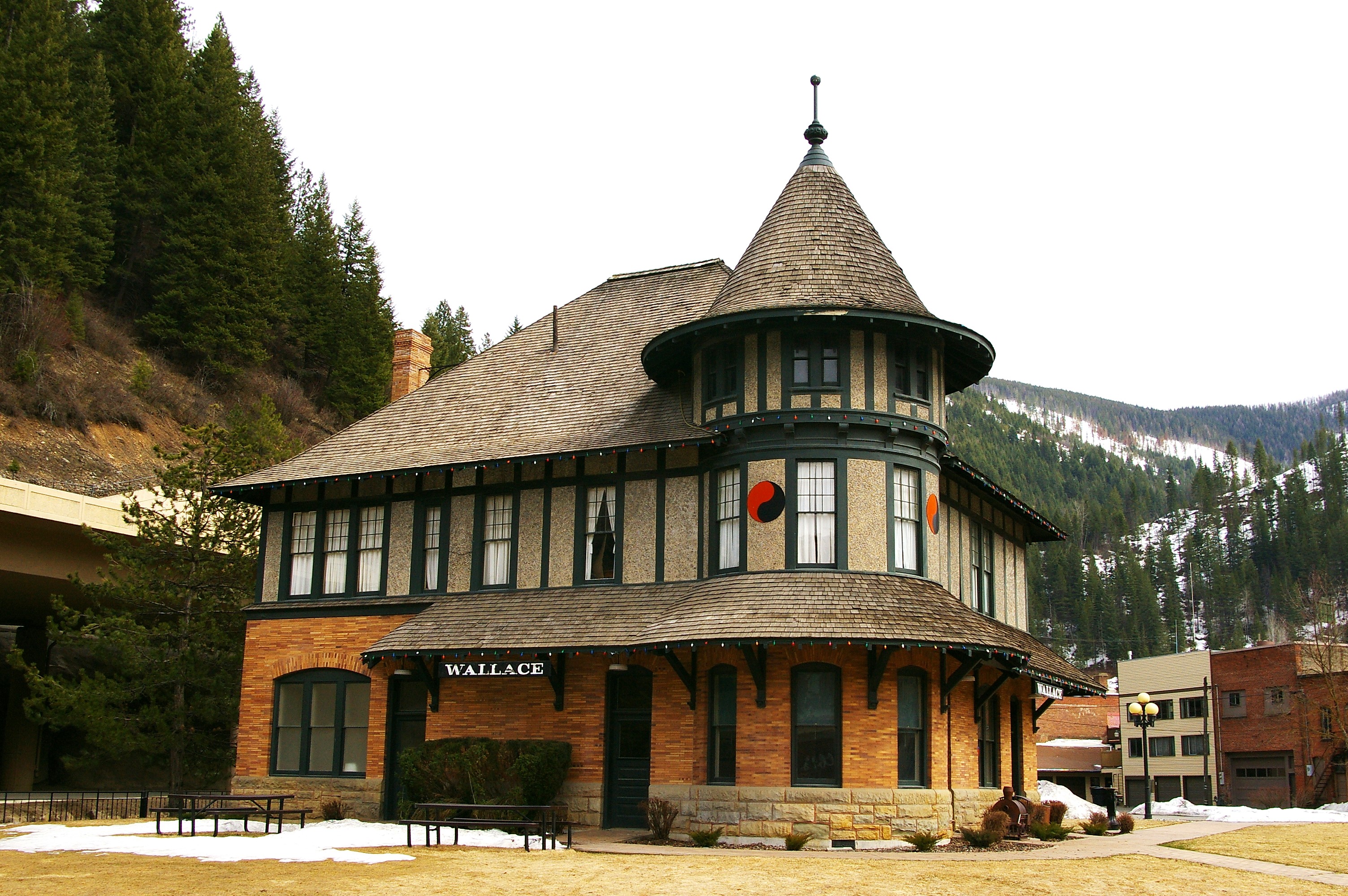 Former train station in Wallace, Idaho, USA.





This is an image of a place or building that is listed on the National Register of Historic Places in the United States of America. Its reference number is 76000681 (Wikidata).