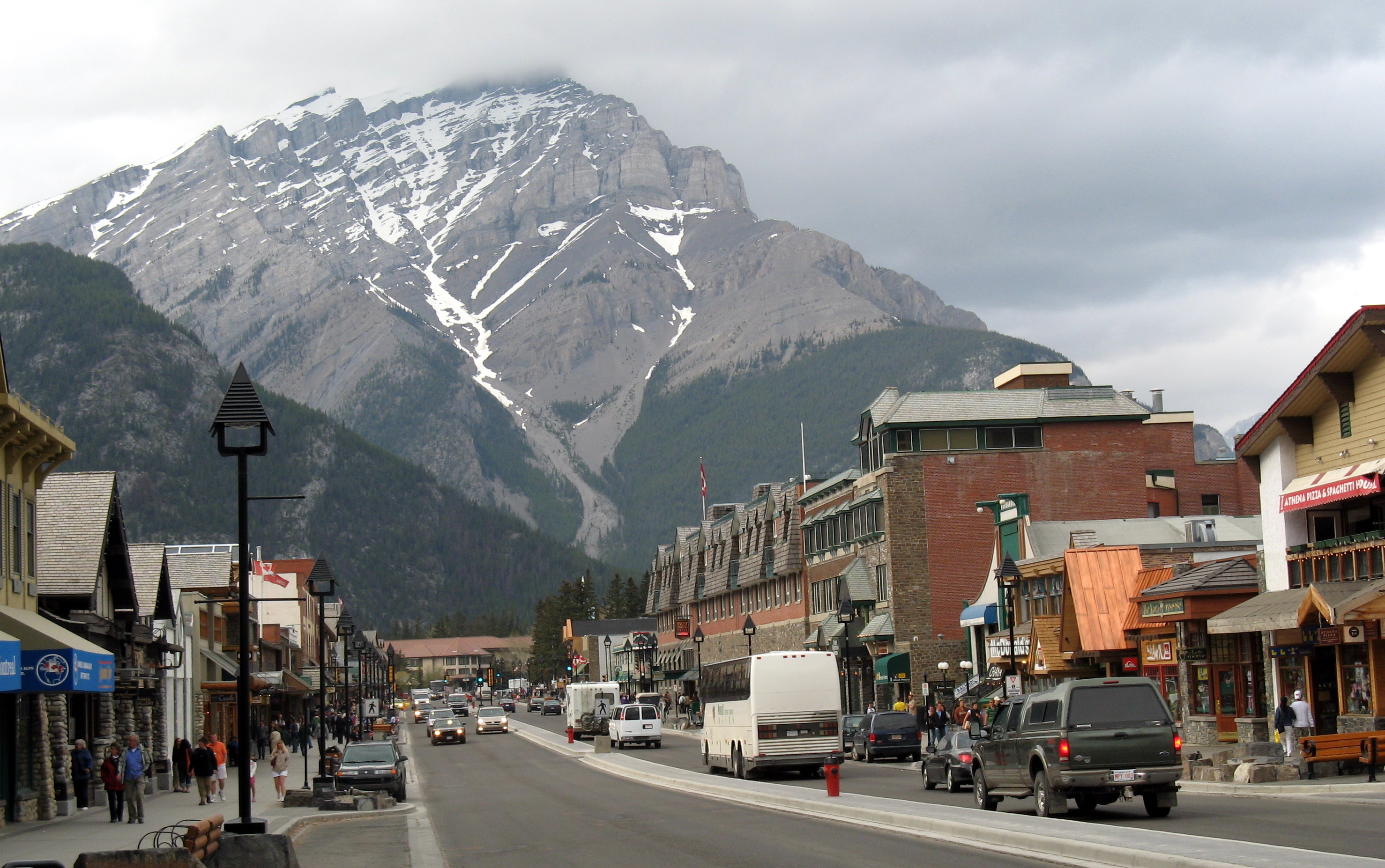 Banff Avenue. The mountains are never far from sight in the town of Banff, Banff (Alberta).