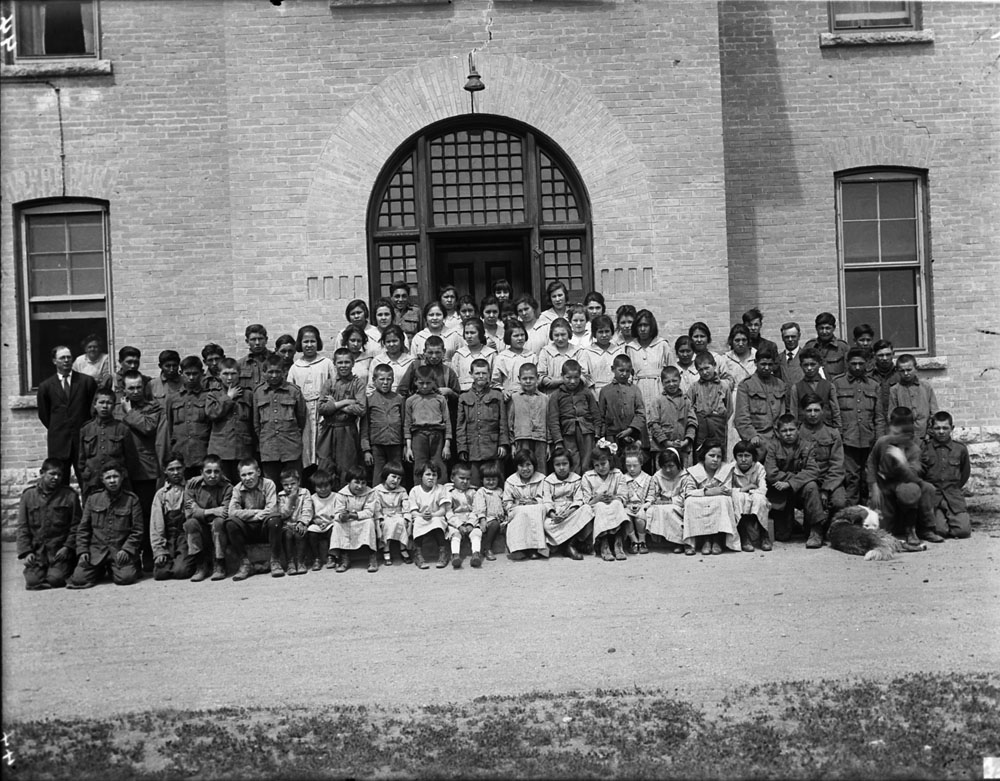 Group of students posing in front of the Brandon Indian Residential School, Brandon, Manitoba / Groupe d'élèves devant le pensionnat indien de Brandon, Brandon (Manitoba) 1946