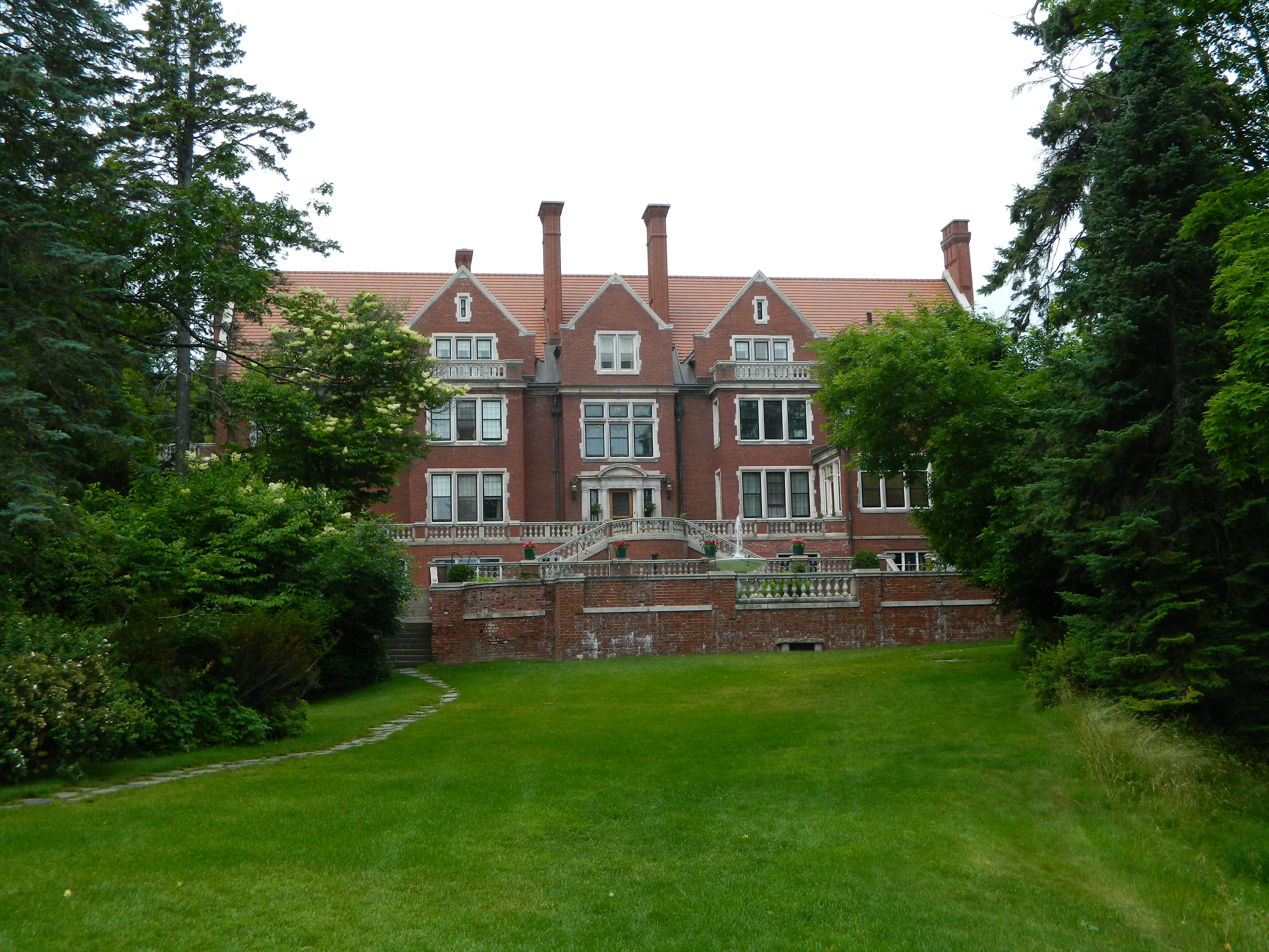Glensheen, the Historic Congdon Estate is a 20,000 square foot mansion in Duluth, Minnesota, United States, operated by the University of Minnesota Duluth as a historic house museum.Glensheen sits on 12 acres of waterfront property on Lake Superior, has 39 rooms and is built in the Jacobean architectural tradition, inspired by the Beaux-Arts styles of the era.