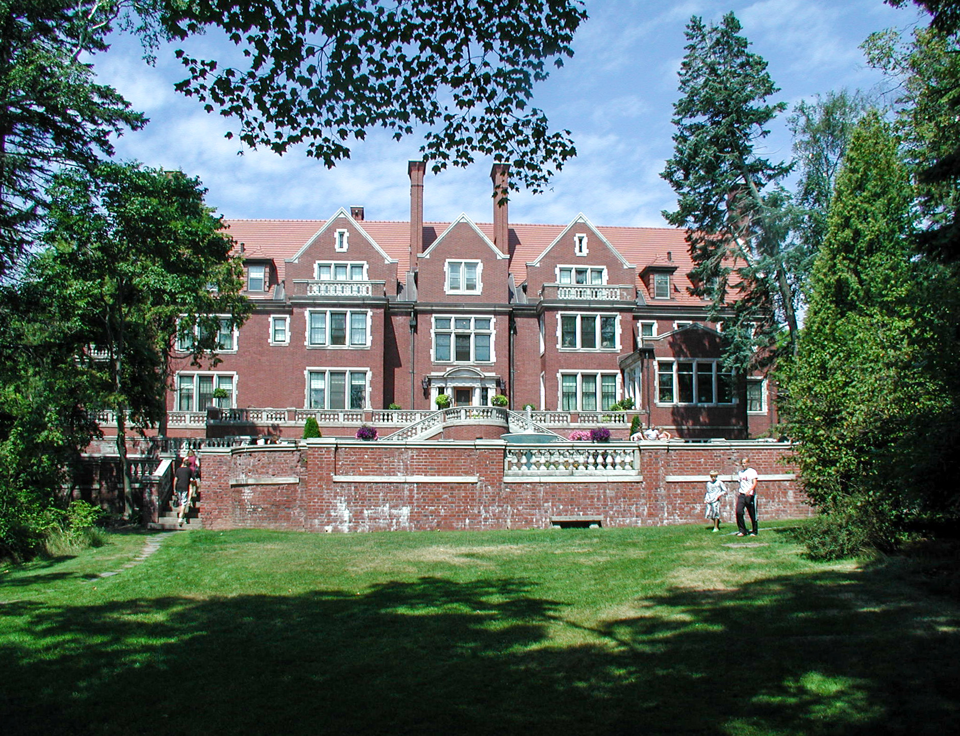 Glensheen Mansion
Photo by Derek Heidelberg, 5th August 2006

Olympus C-3000
