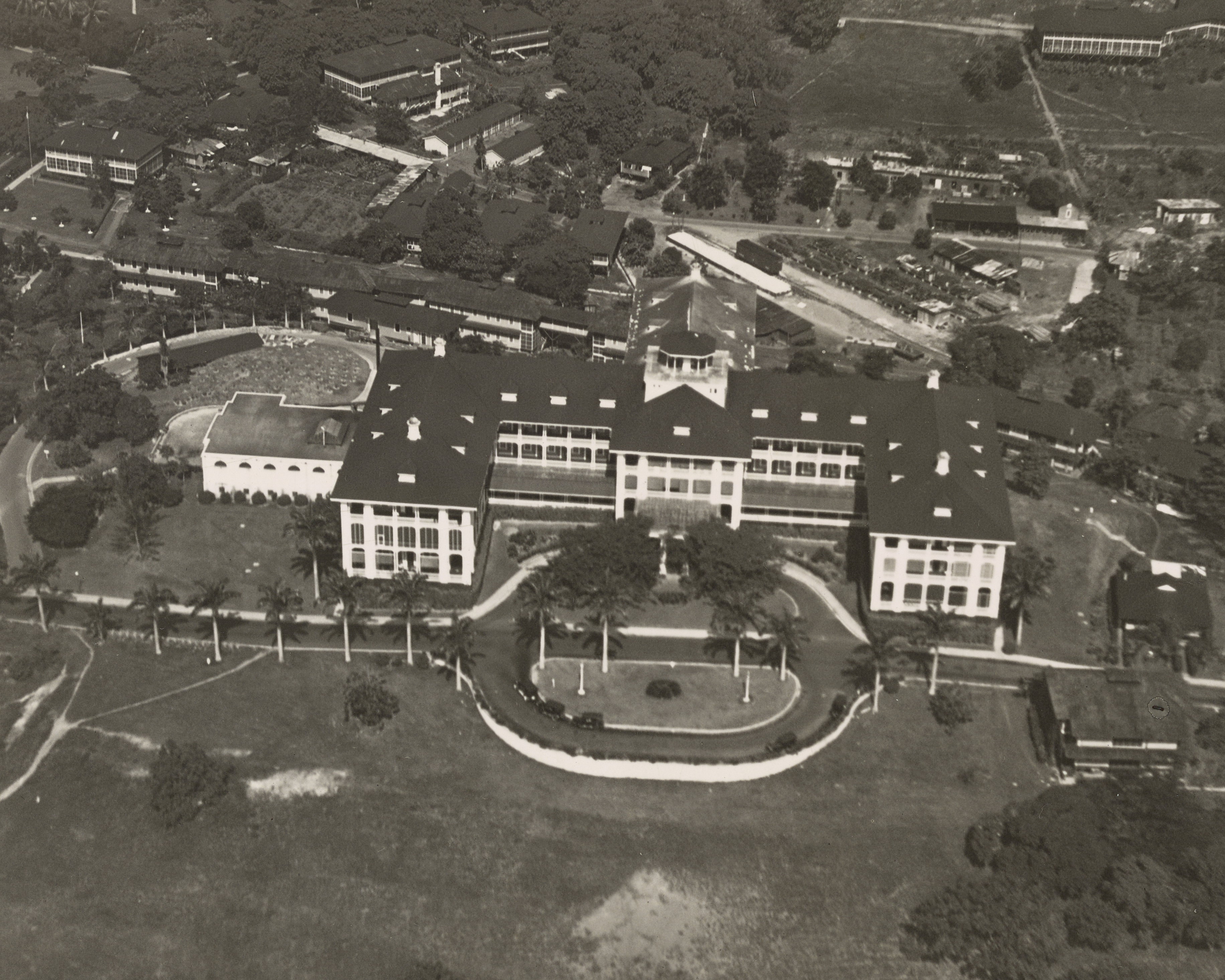 Tivoli Hotel on June 16, 1923 - Panama Canal Zone - Ancon - NARA - 68147530 (cropped).jpg