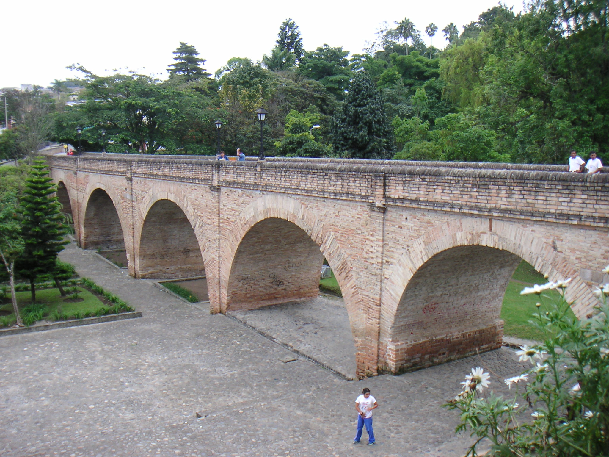 Description: Puente del Humilladero (1869) in Popayán, Colombia

Source: Louise Wolff (darina), March 2005