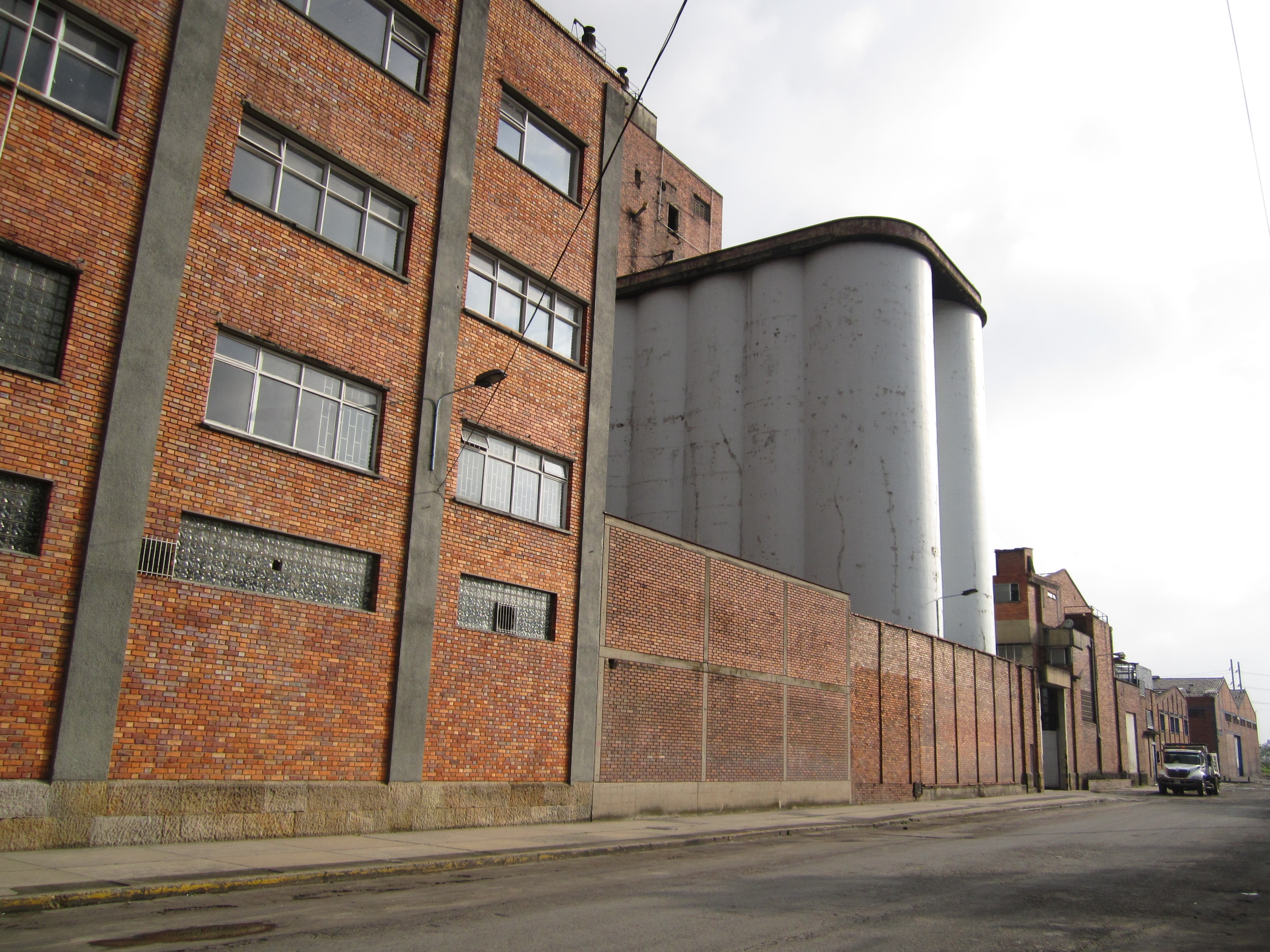 Fábrica de Cervezas Andina, localidad de Puente Aranda. Calle 22b con carrera 32, Bogotá.