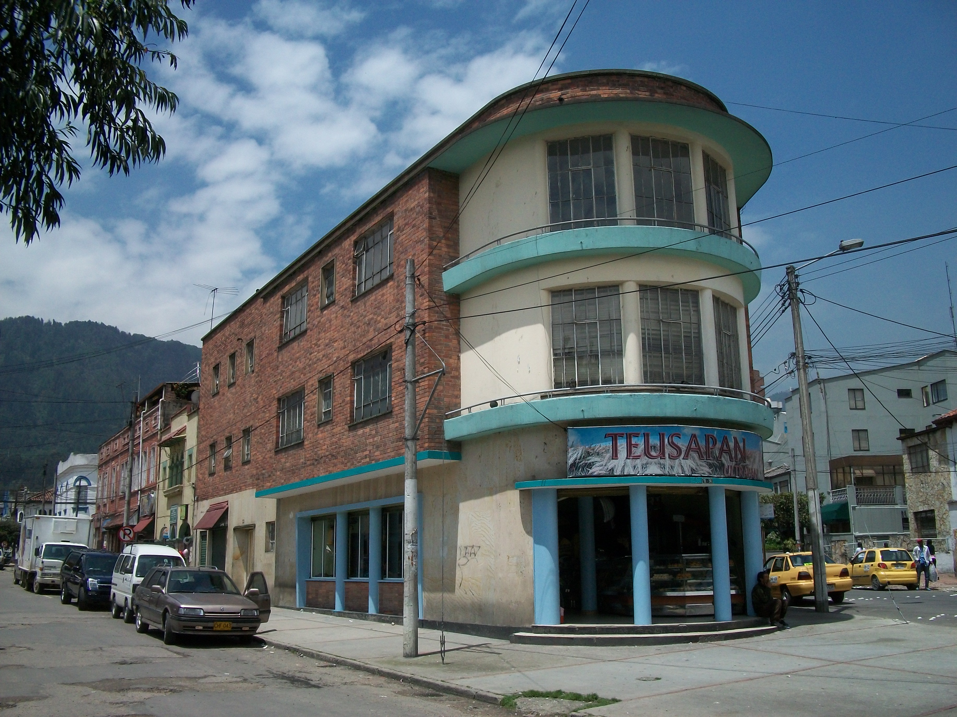 Edificio en el barrio y en la localidad de Teusaquillo, en la carrera 15, entre la diagonal 33Abis y la calle 33. Bogotá D. C.
