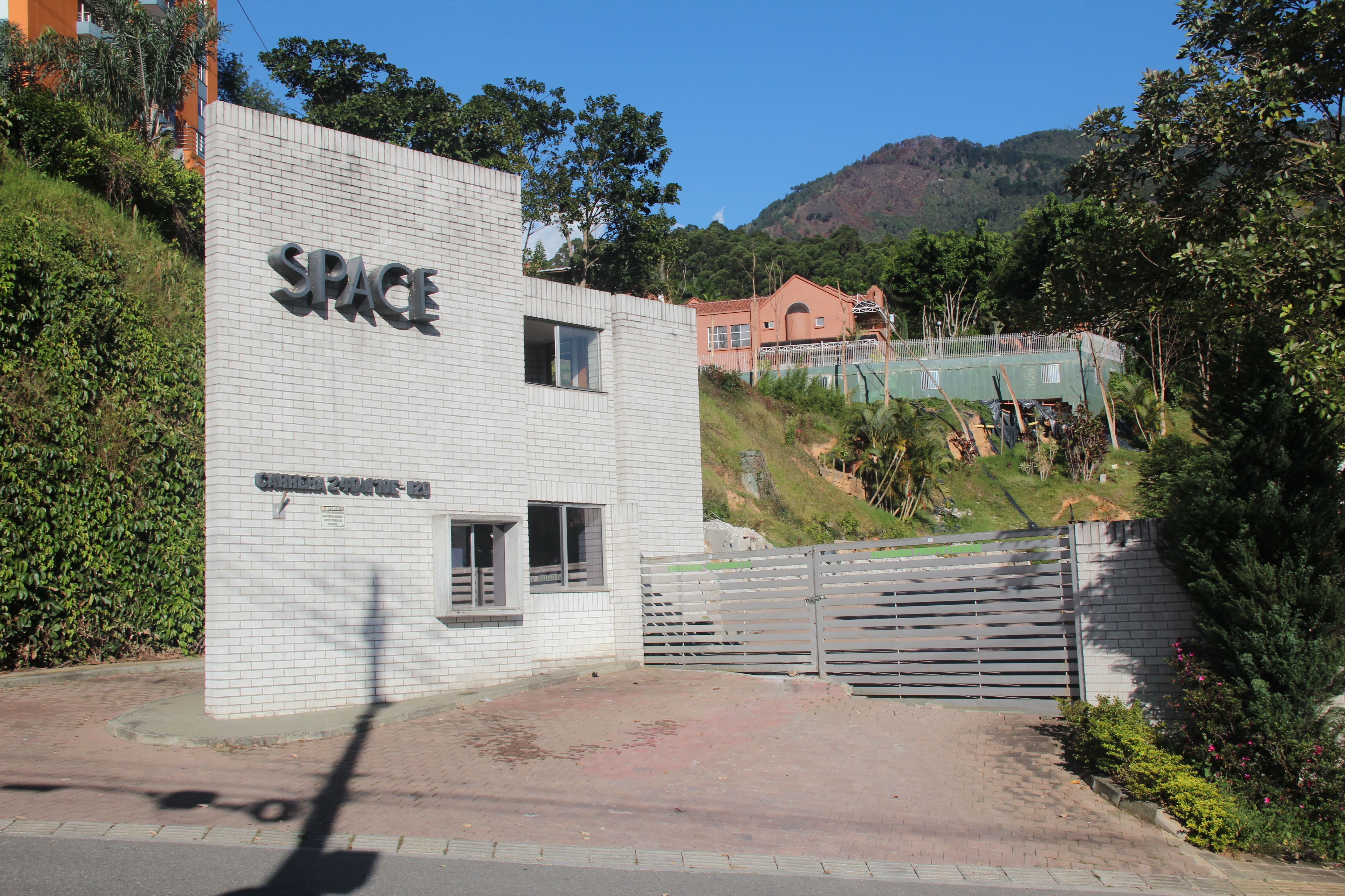 Portería del Edificio Space después del colapso de la torre 6 y posterior demolición de las torres restantes.