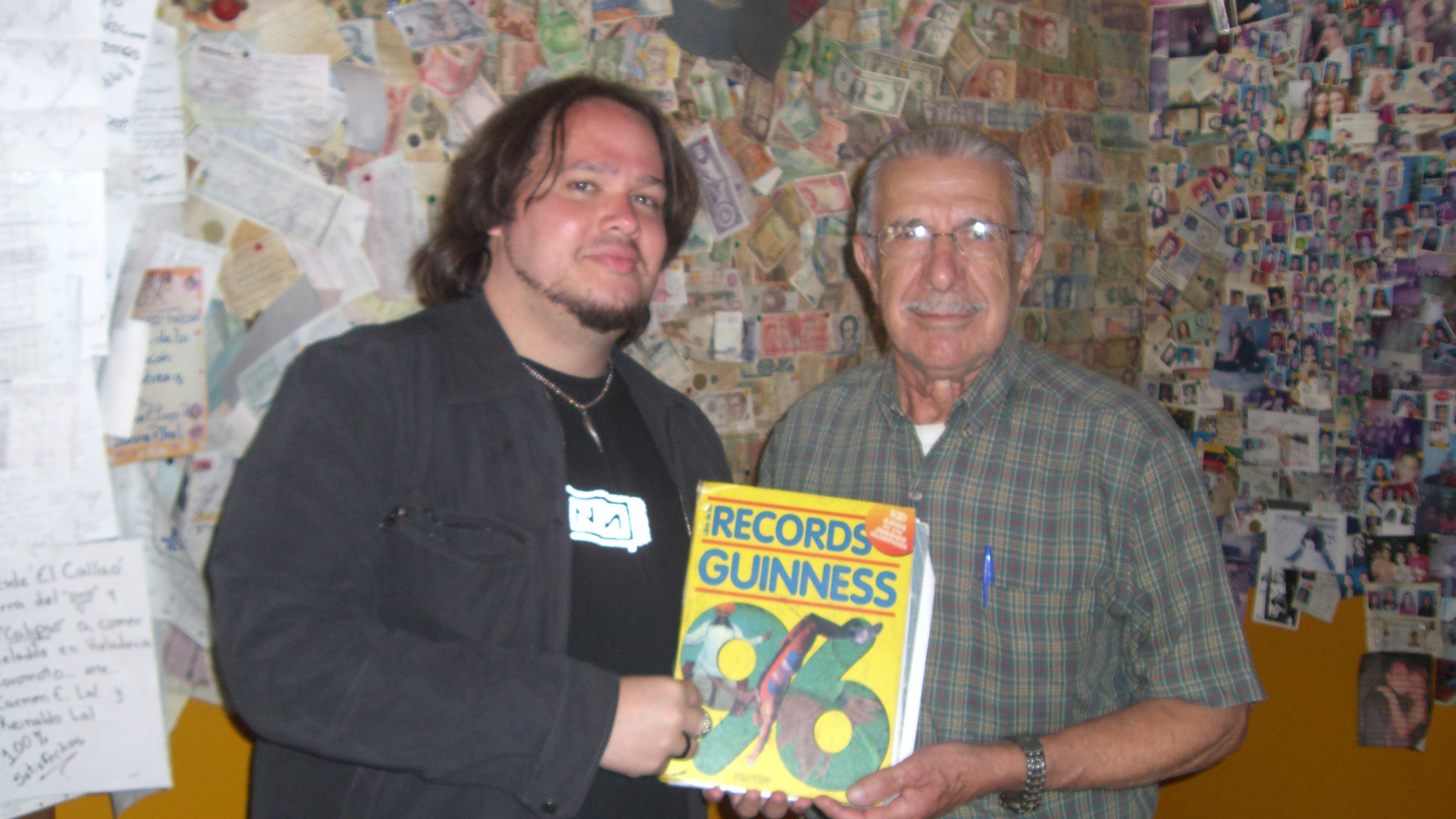 Heladeria Coromoto, Record Guiness. Con el verdadero "papá de los helados" (Translation: With the true, Father of ice cream)