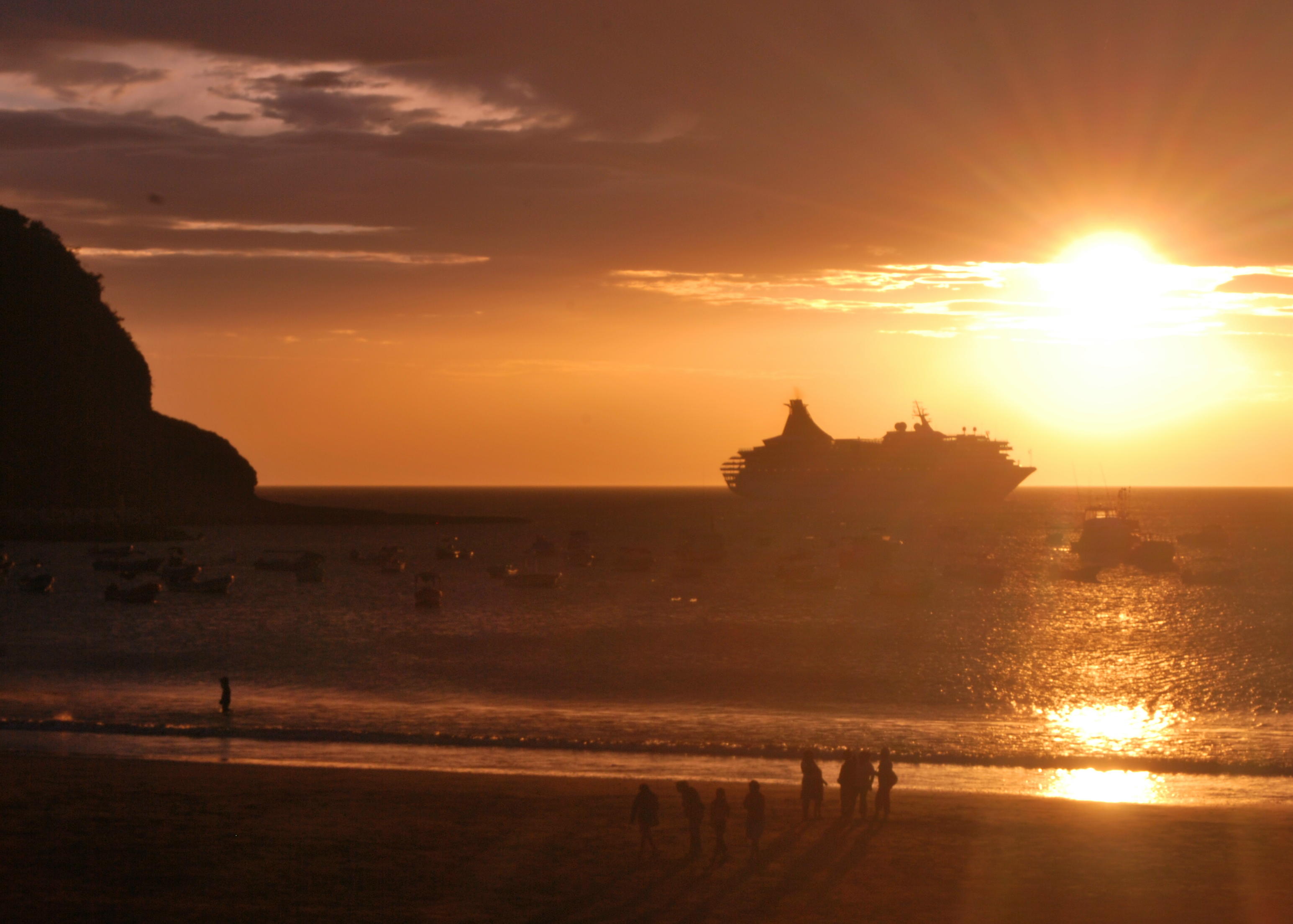Sunset in San Juan del Sur, Nicaragua. Cruiseship.