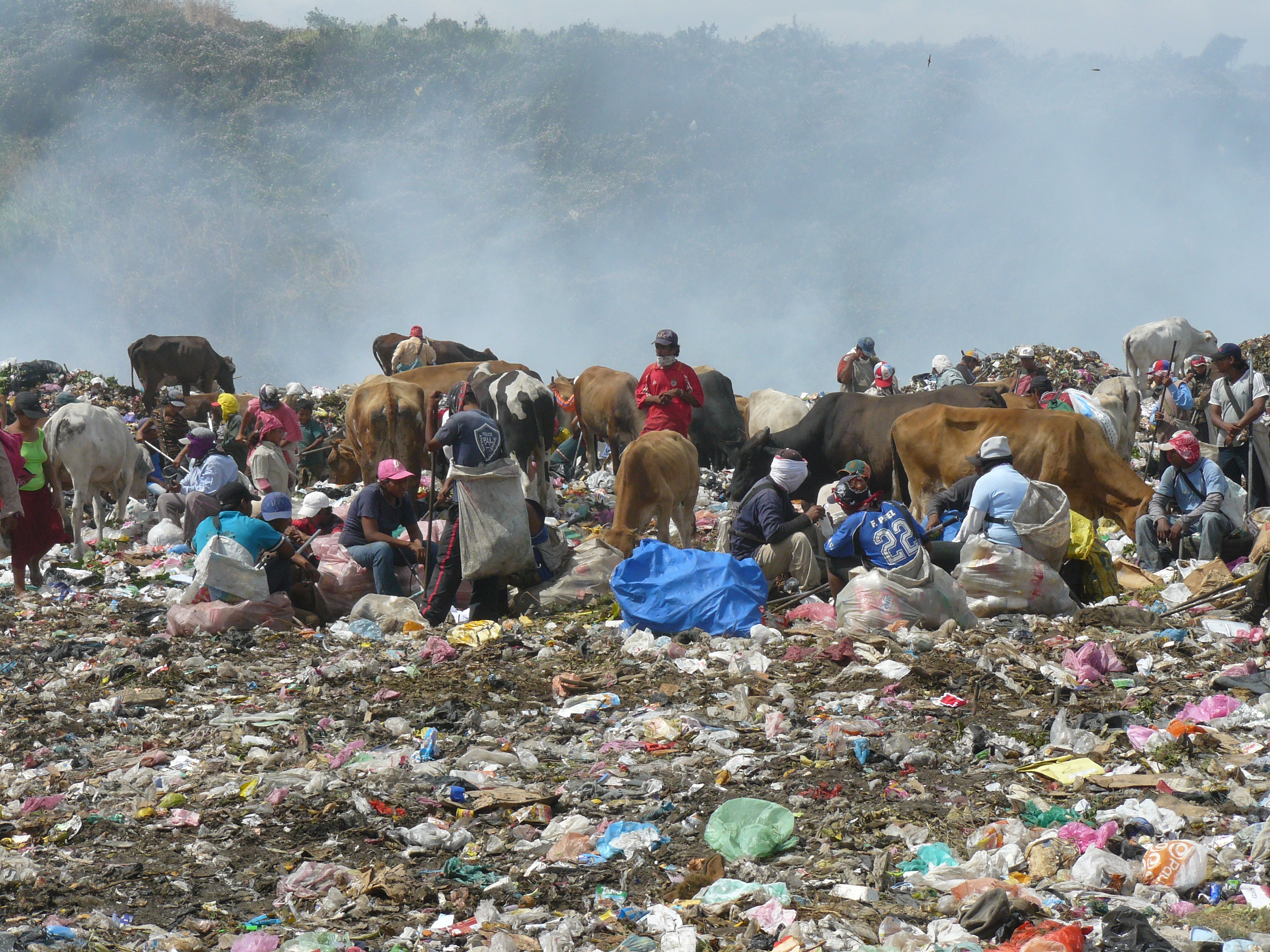 Esperando al camión en el vertedero de La Chureca