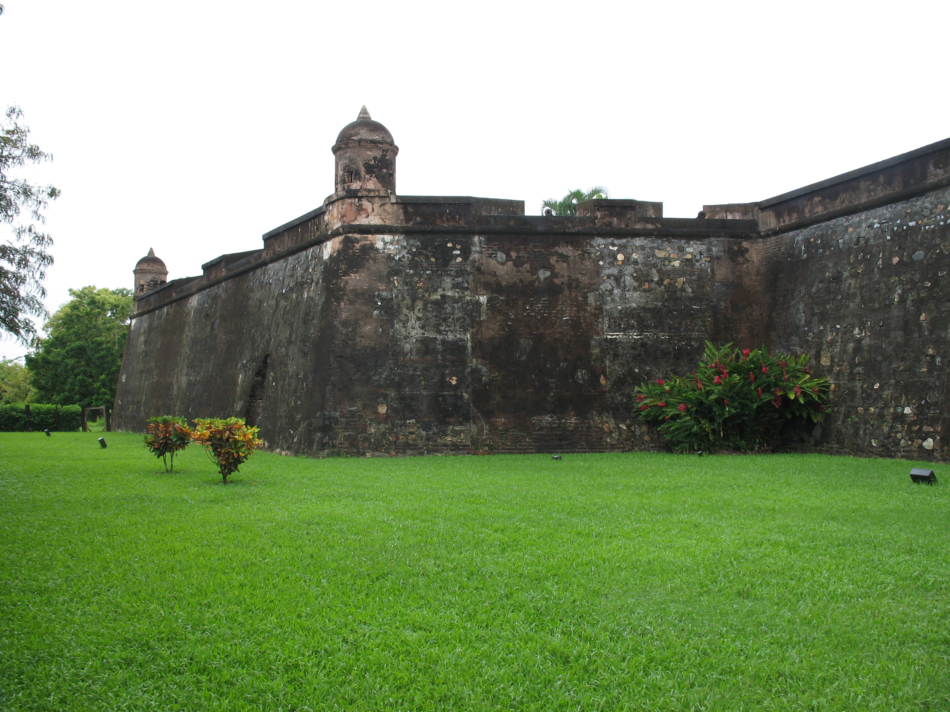 Vista exterior de la Fortaleza de San Fernando de Omoa, Honduras.