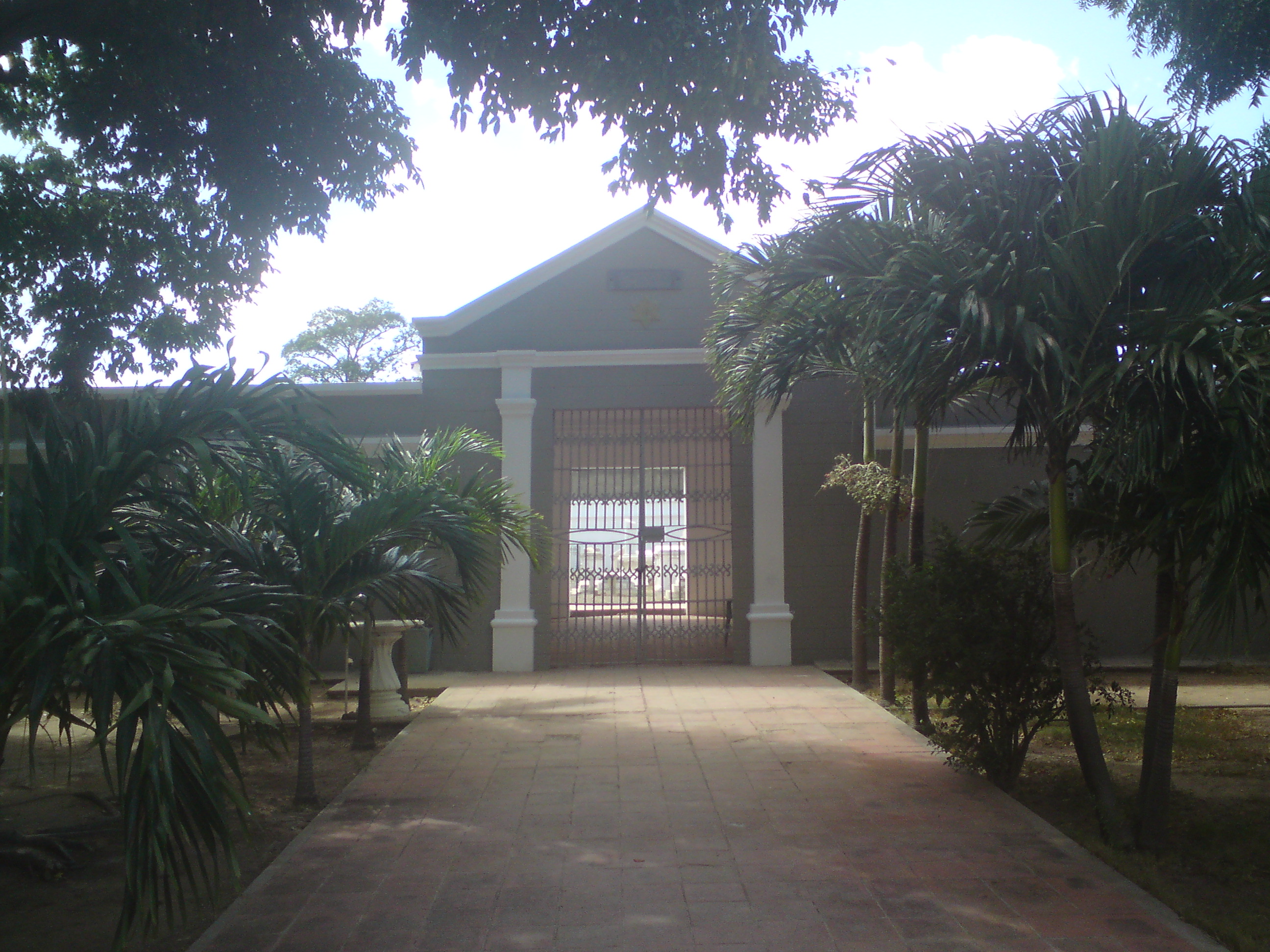 Facade of the Coro Jewish cemetery.