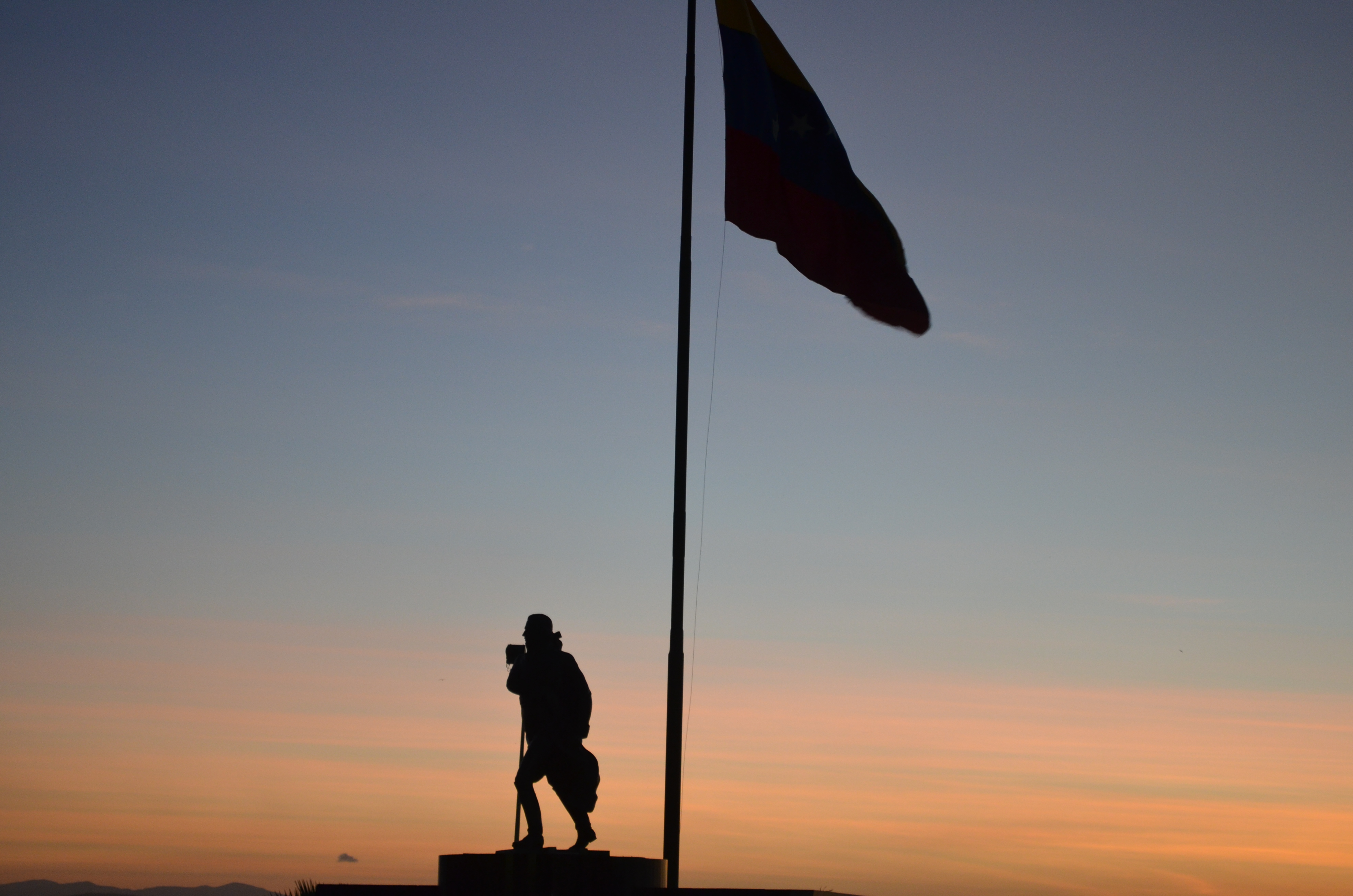 monumento a la bandera y al gestor de la independencia venezolana Francisco de Miranda . La vela de coro Edo Falcon