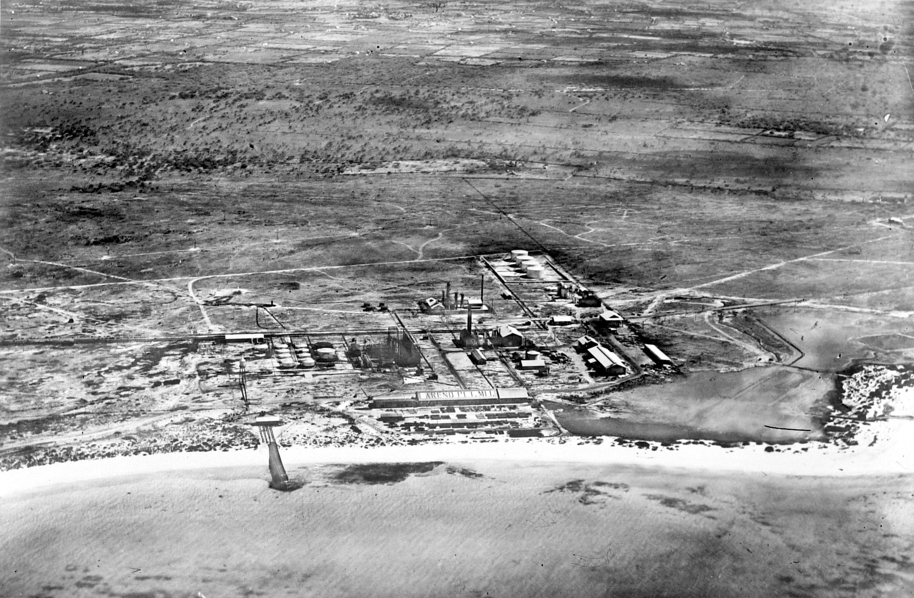 Repronegatief'Luchtfoto van de raffinaderij van de Arend Petroleum Maatschappij'1927-1938Afmetingen van het werk: 9 x 12cm (3 9/16 x 4 3/4in.)
