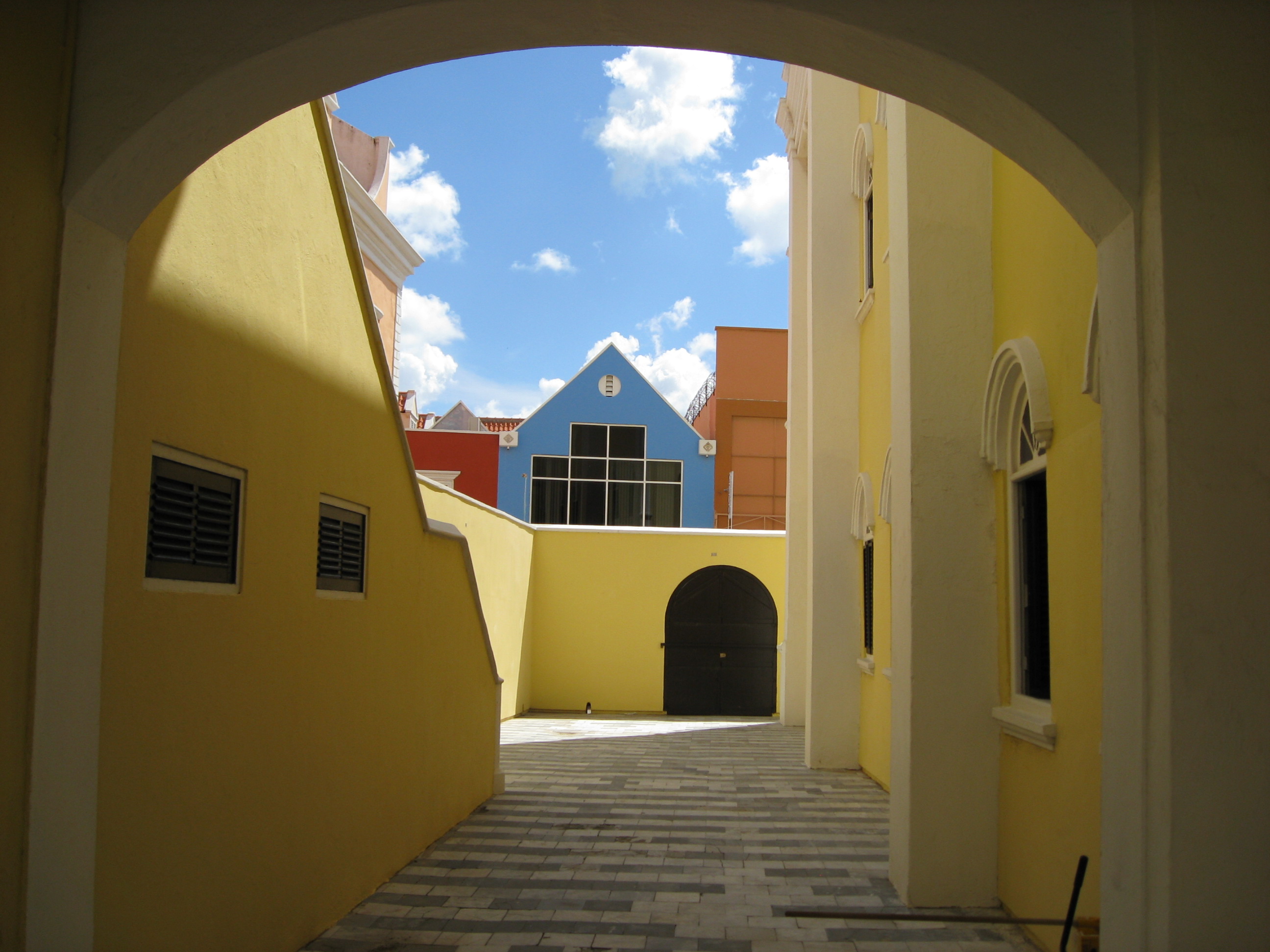 Mikvé Israel-Emanuel Synagogue, Willemstad, Curaçao, courtyard view looking outward