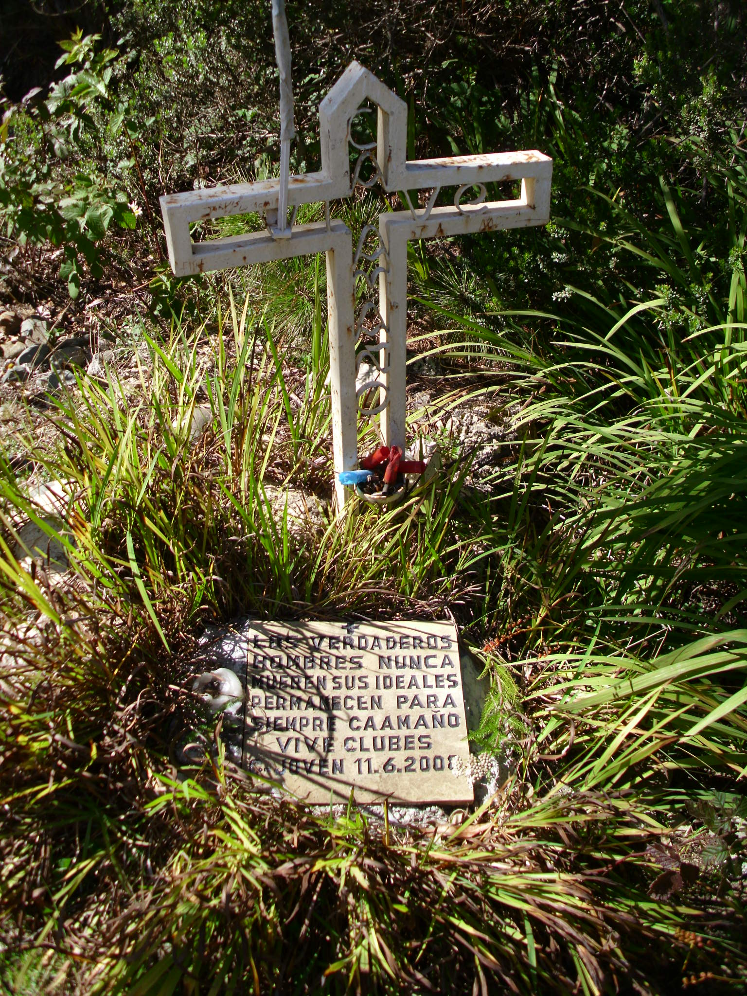 Eerste Caamaño gedenkteken bij het monument in het nationaal park Valle Nuevo, dicht bij de Piramide