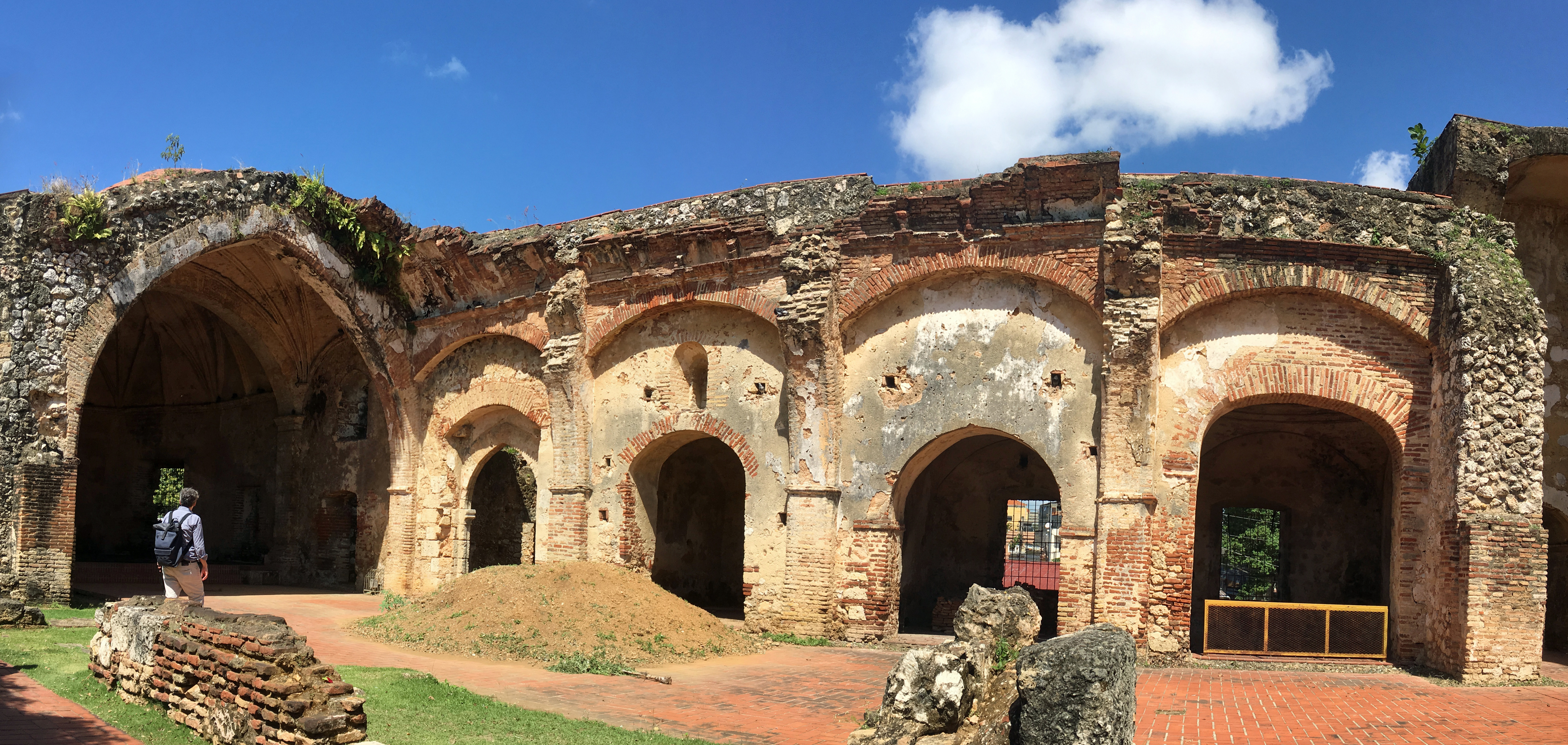 Vista panorámical del interior de las ruinas del Convento de San Francisco, Santo Domingo, República Dominicana.